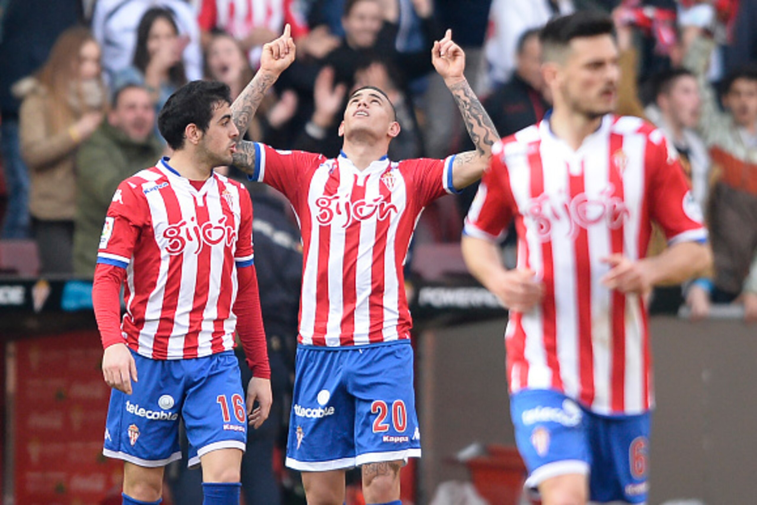 Sporting Gijon's Paraguayan forward Sanabria (C) celebrates a goal next to Sporting Gijon's forward Carlos Castro (L) during the Spanish league football match Real Sporting de Gijon vs Club Atletico de Madrid at El Molinon stadium in Gijon on March 19, 20