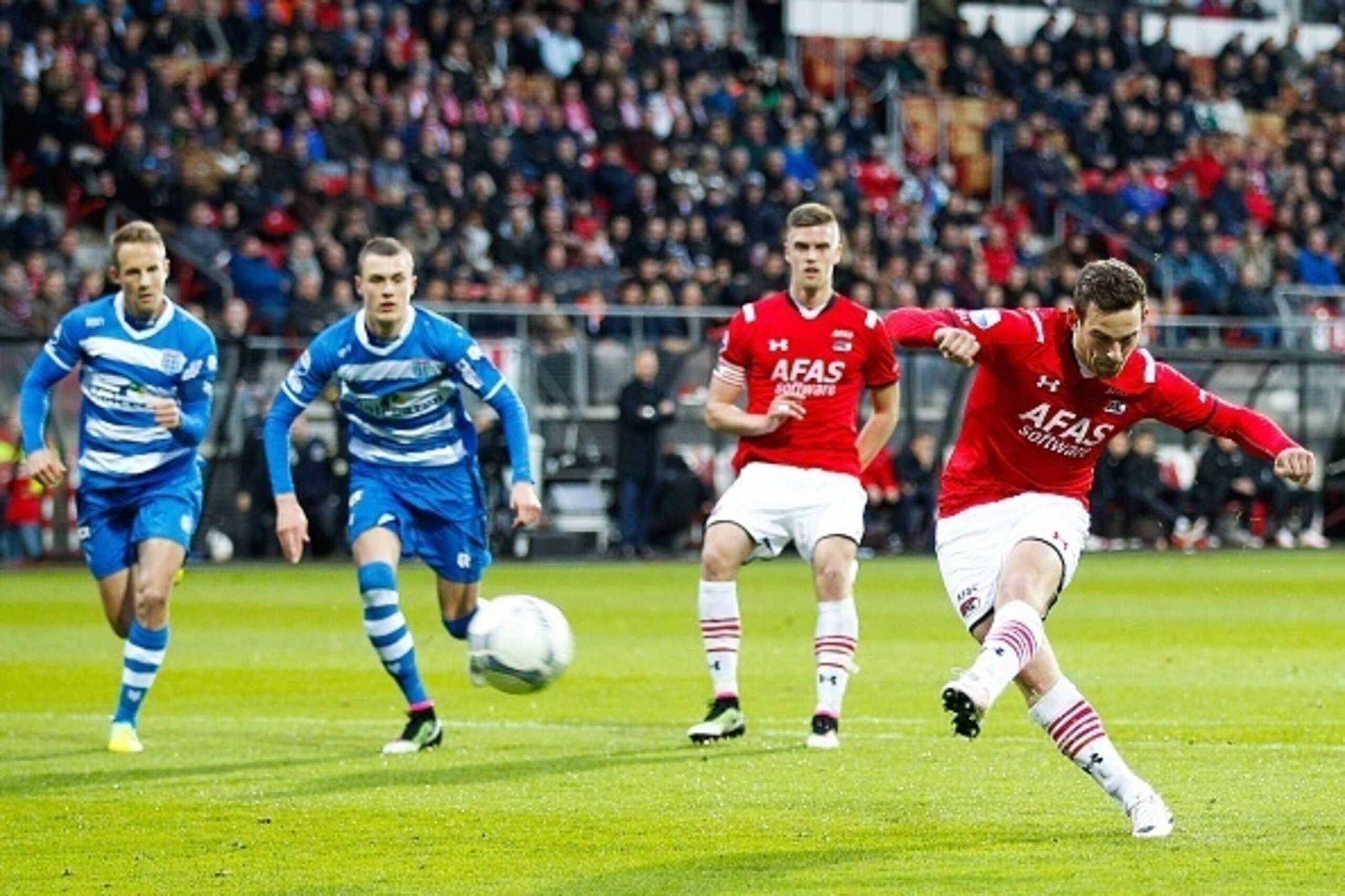 (L-R) Bart van Hintum of PEC Zwolle, Thomas Lam of PEC Zwolle, Markus Henriksen of AZ Alkmaar, goal Vincent Janssen of AZ Alkmaar during the Dutch Eredivisie match between AZ and PEC Zwolle at the AFAS stadium on april 16, 2016 in Alkmaar, the Netherlands