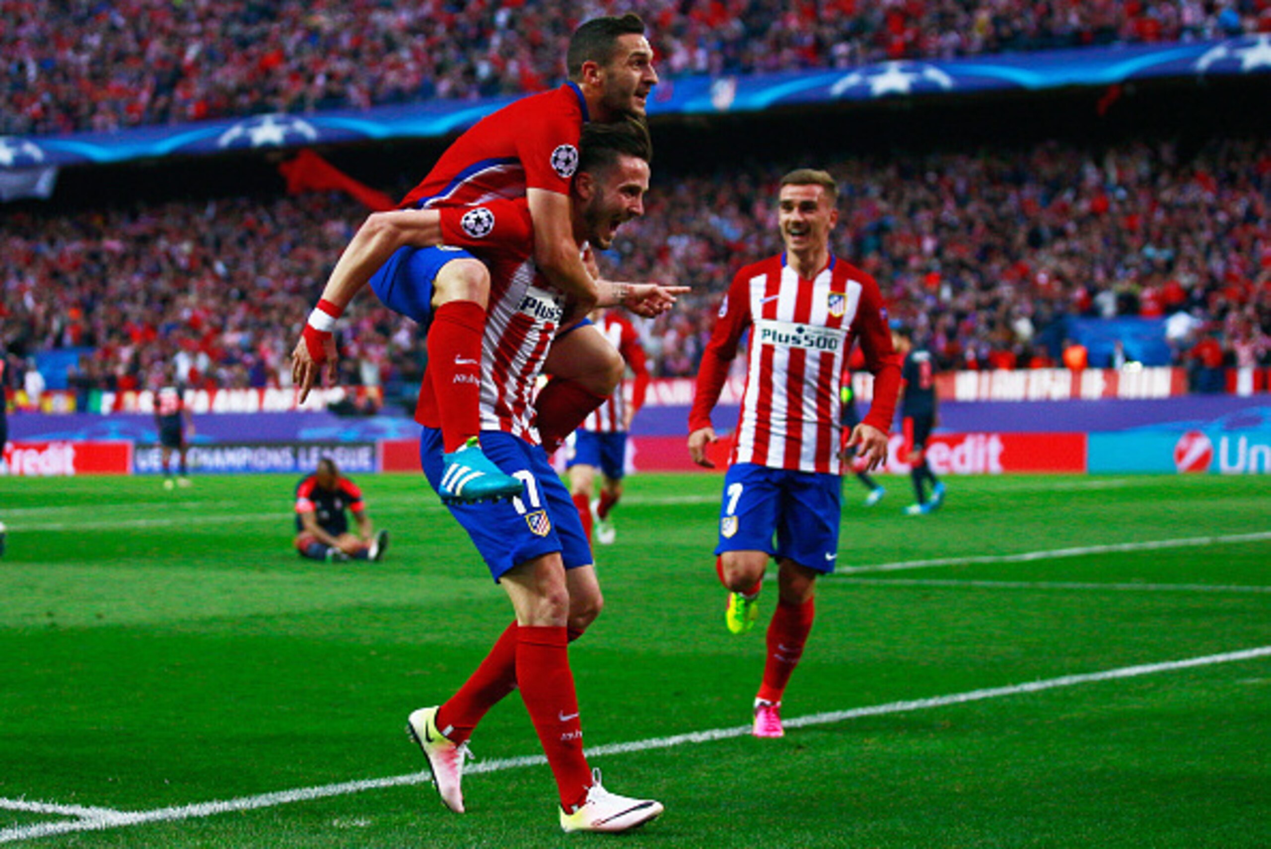 MADRID, SPAIN - APRIL 27:  Saul Niguez of Atletico Madrid celebrates with team mates Antoine Griezmann and Koke as he scores their first goal during the UEFA Champions League semi final first leg match between Club Atletico de Madrid and FC Bayern Muenche