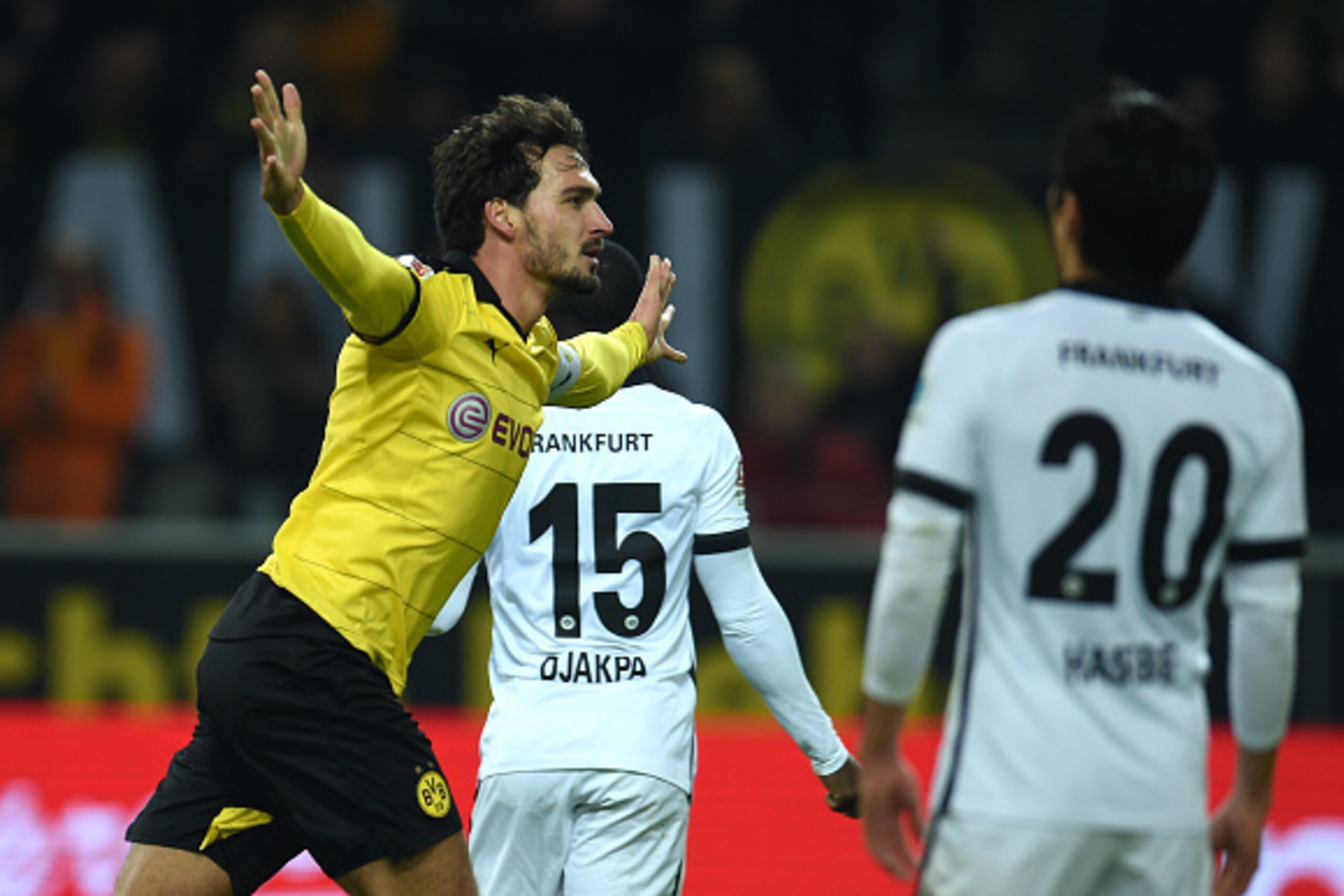 Dortmund's defender Mats Hummels (L) celebrates during the German first division Bundesliga football match Borussia Dortmund vs Eintracht Frankfurt in Dortmund, western Germany, on December 13, 2015. AFP PHOTO / PATRIK STOLLARZ

RESTRICTIONS: DURING MATCH