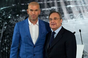 MADRID, SPAIN - JANUARY 04:  Real Madrid CF president Florentino Perez (R) poses with Zinedine Zidane (L) as he is announced as the new Real Madrid head coach at Santiago Bernabeu Stadium on January 4, 2016 in Madrid, Spain.  (Photo by Gonzalo Arroyo More