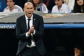 Real Madrid's French coach Zinedine Zidane shouts during the UEFA Champions League semi-final second leg football match Real Madrid CF vs Manchester City FC at the Santiago Bernabeu stadium in Madrid, on May 4, 2016. / AFP / CESAR MANSO        (Photo cred
