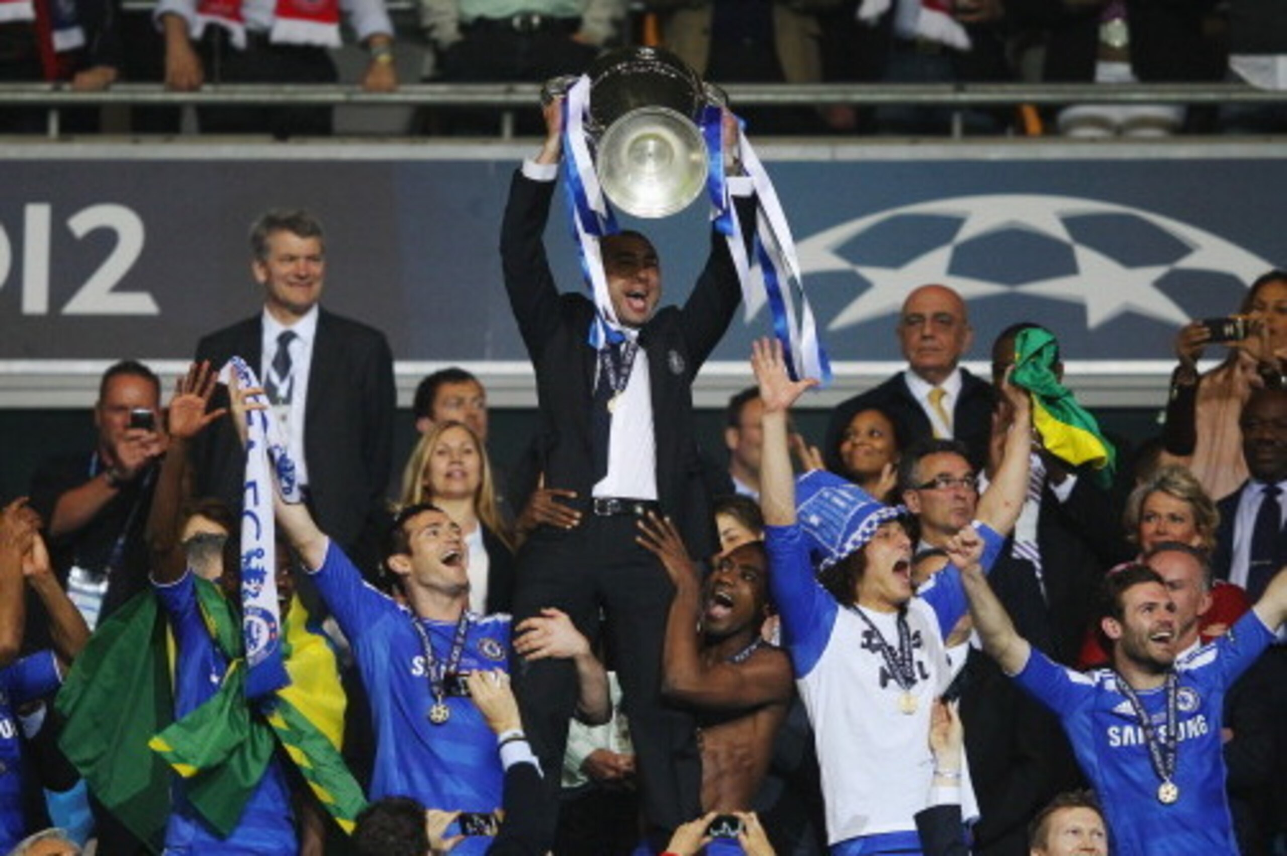 MUNICH, GERMANY - MAY 19:  Roberto Di Matteo interim manager of Chelsea lifts the trophy in celebration after their victory in the UEFA Champions League Final between FC Bayern Muenchen and Chelsea at the Fussball Arena München on May 19, 2012 in Munich, 
