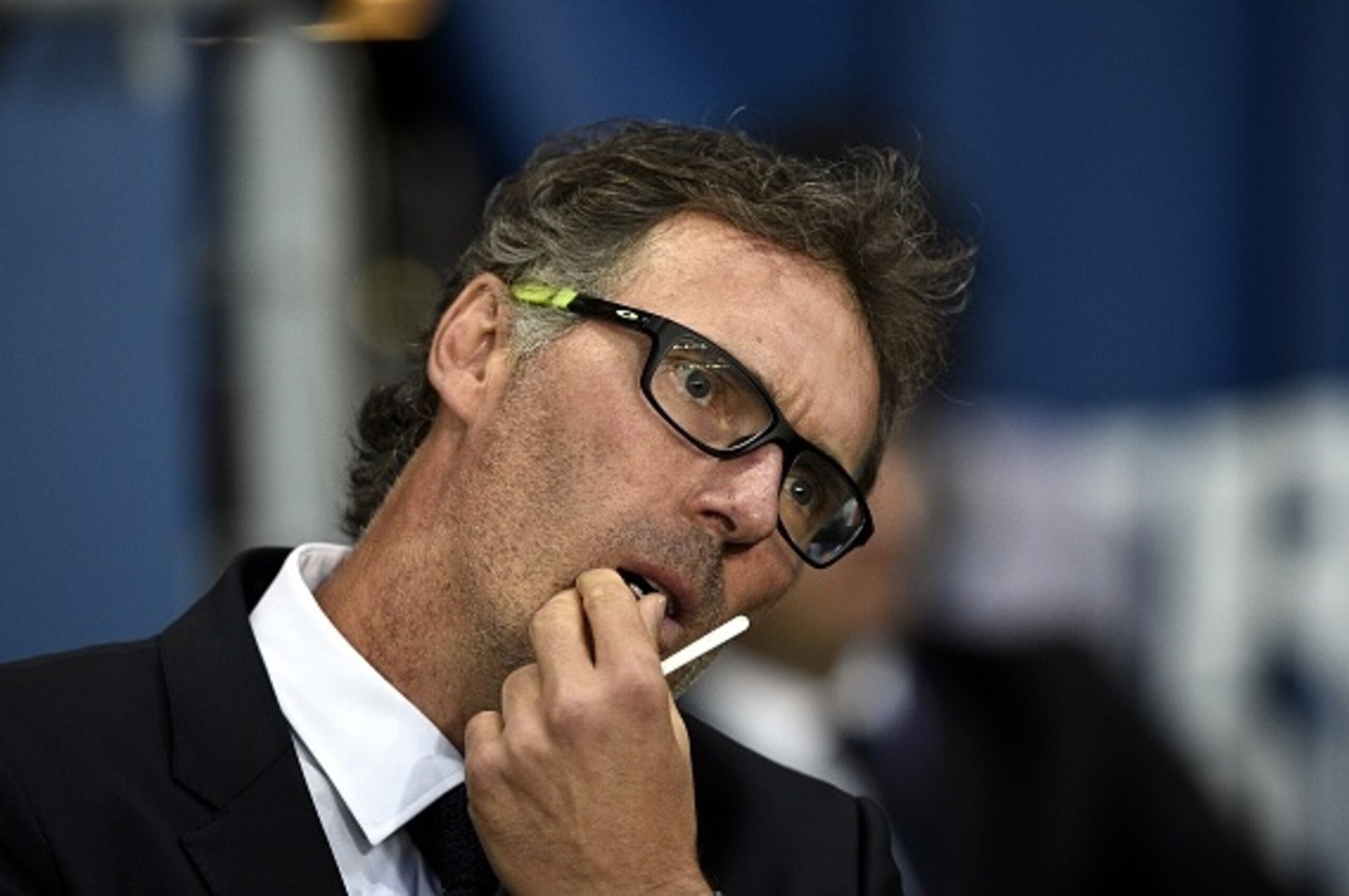 Paris Saint-Germain's French head coach Laurent Blanc reacts during the French L1 football match Paris Saint-Germain FC vs GFC Ajaccio on August 16, 2015 at the Parc des Princes in Paris.  AFP PHOTO / FRANCK FIFE        (Photo credit should read FRANCK FI