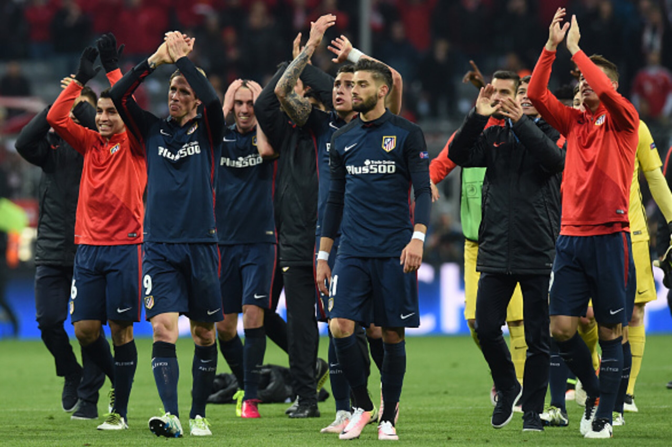 Atletico Madrid players celebrate after the UEFA Champions League semi-final, second-leg football match between FC Bayern Munich and Atletico Madrid in Munich, southern Germany, on May 3, 2016.  / AFP / CHRISTOF STACHE        (Photo credit should read CHR