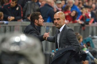 Bayern Munich's Spanish head coach Pep Guardiola (R) and Atletico Madrid's Argentinian coach Diego Simeone shake hands prior to the UEFA Champions League semi-final, second-leg football match between FC Bayern Munich and Atletico Madrid in Munich, souther