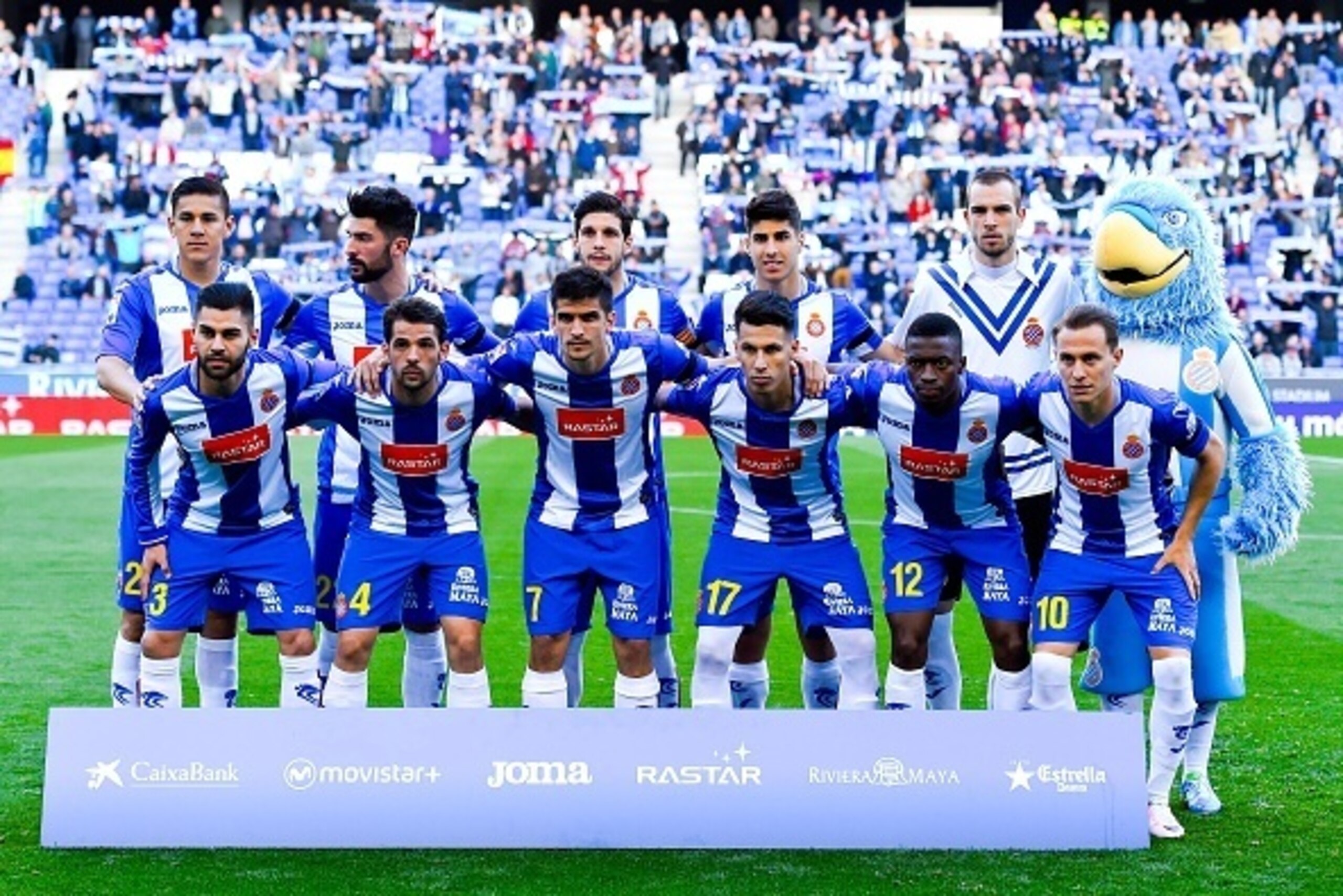 BARCELONA, SPAIN - APRIL 19:  Real CD Espanyol players pose for a team picture during the La Liga match between Real CD Espanyol and Celta Vigo at Cornella-El Prat Stadium on April 19, 2016 in Barcelona, Spain.  (Photo by David Ramos/Getty Images)