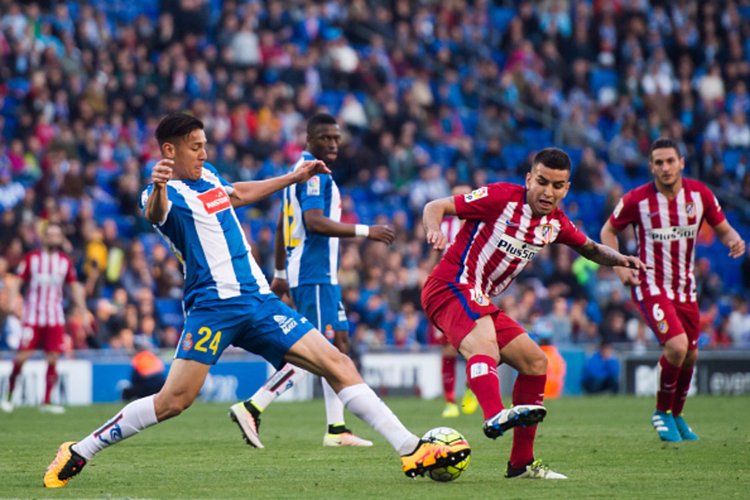 BARCELONA, SPAIN - APRIL 09: Oscar Duarte (L) of Real CD Espanyol fights for the ball with Angel Correa of Club Atletico de Madrid during the La Liga match between Real CD Espanyol and Club Atletico de Madrid at Cornella-El Prat Stadium on April 9, 2016 i
