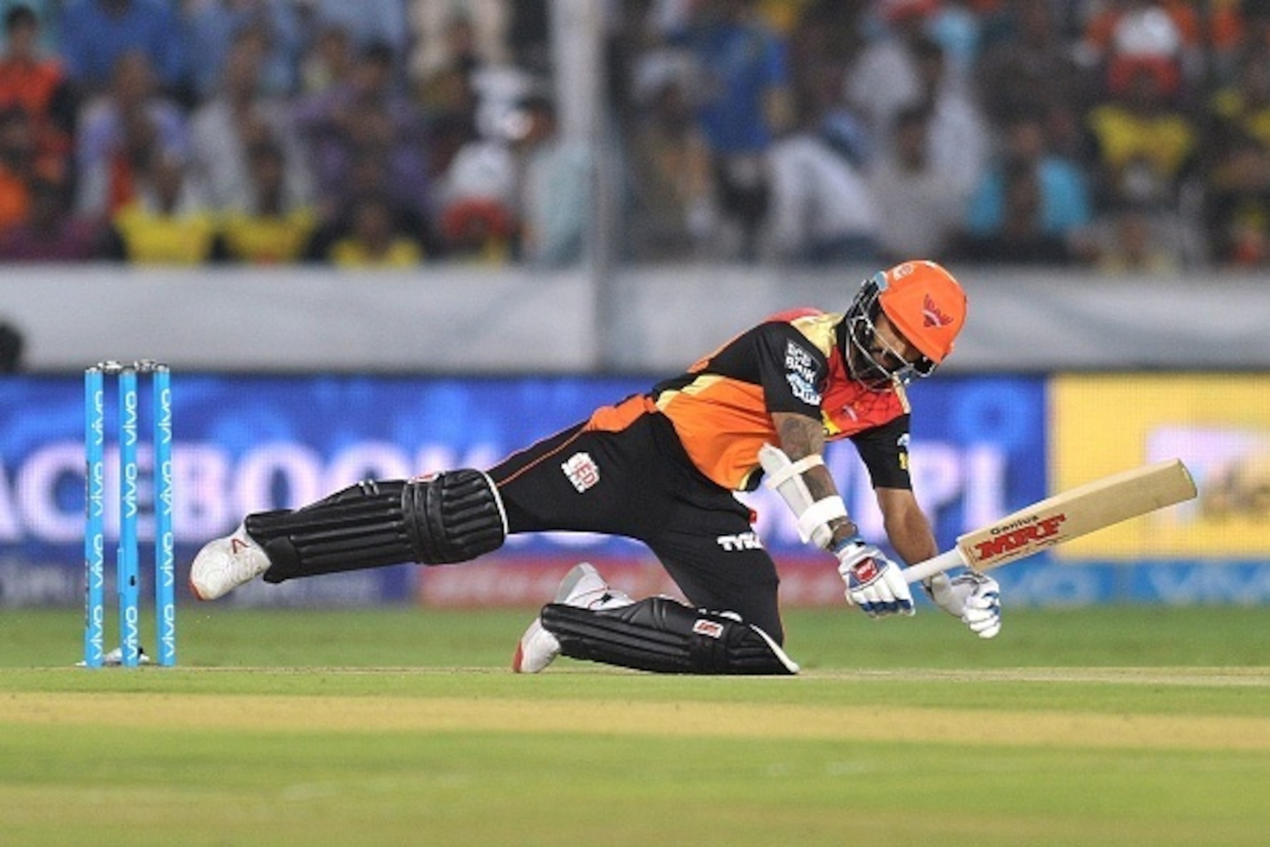 Sunrisers Hyderabad's Shikhar Dhawan slips during the 2016 Indian Premier League (IPL) Twenty20 cricket match between Sunrisers Hyderabad and Mumbai Indians at The Rajiv Gandhi International Stadium in Hyderabad on April 18, 2016. / AFP / NOAH SEELAM / - Sunrisers Hyderabad's Shikhar Dhawan slips during the 2016 Indian Premier League (IPL) Twenty20 cricket match between Sunrisers Hyderabad and Mumbai Indians at The Rajiv Gandhi International Stadium in Hyderabad on April 18, 2016. / AFP / NOAH SEELAM / -
