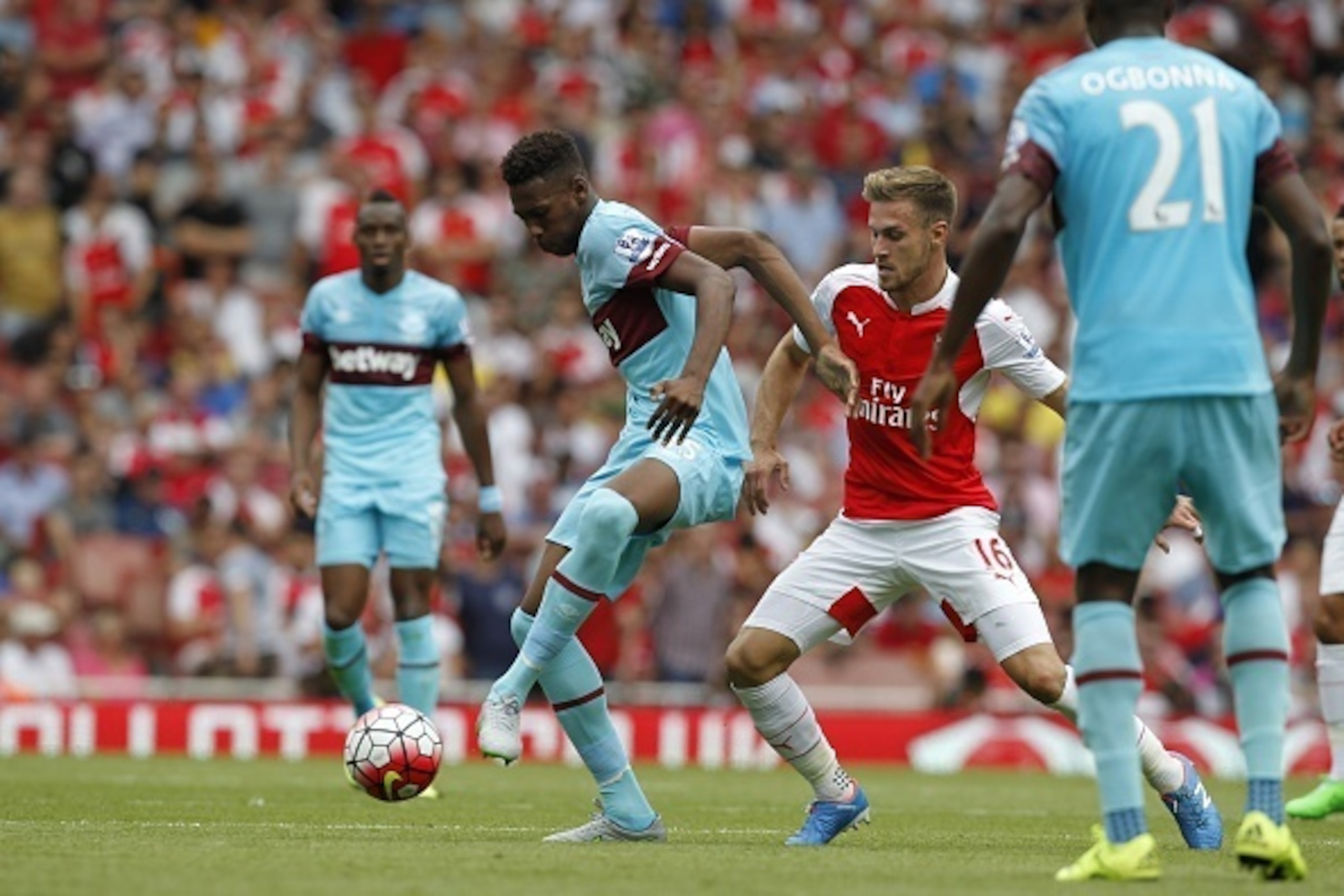 West Ham United's English defender Reece Oxford (2nd L) vies with Arsenal's Welsh midfielder Aaron Ramsey during the English Premier League football match between Arsenal and West Ham United at the Emirates Stadium in London on August 9, 2015. AFP PHOTO /
