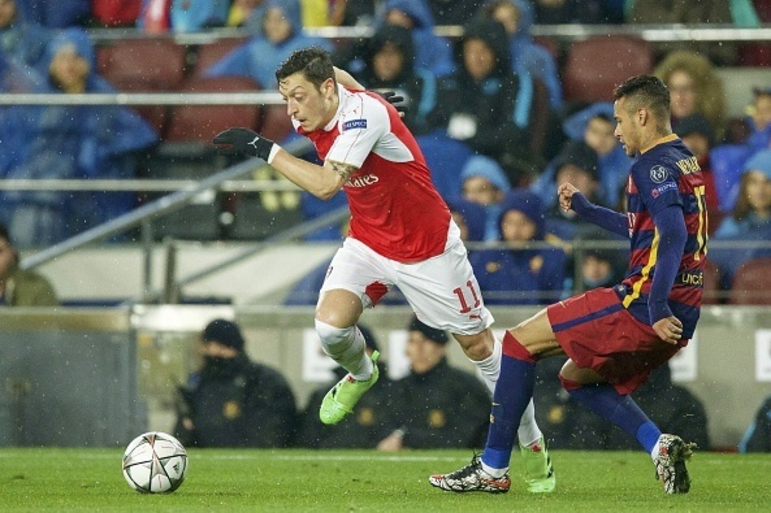 (L-R) Mesut Ozil of Arsenal FC, Neymar of FC Barcelona during the UEFA Champions League round of 16 match between FC Barcelona and Arsenal on March 16, 2015 at the CampNou stadium in Barcelona, Spain.(Photo by VI Images via Getty Images)