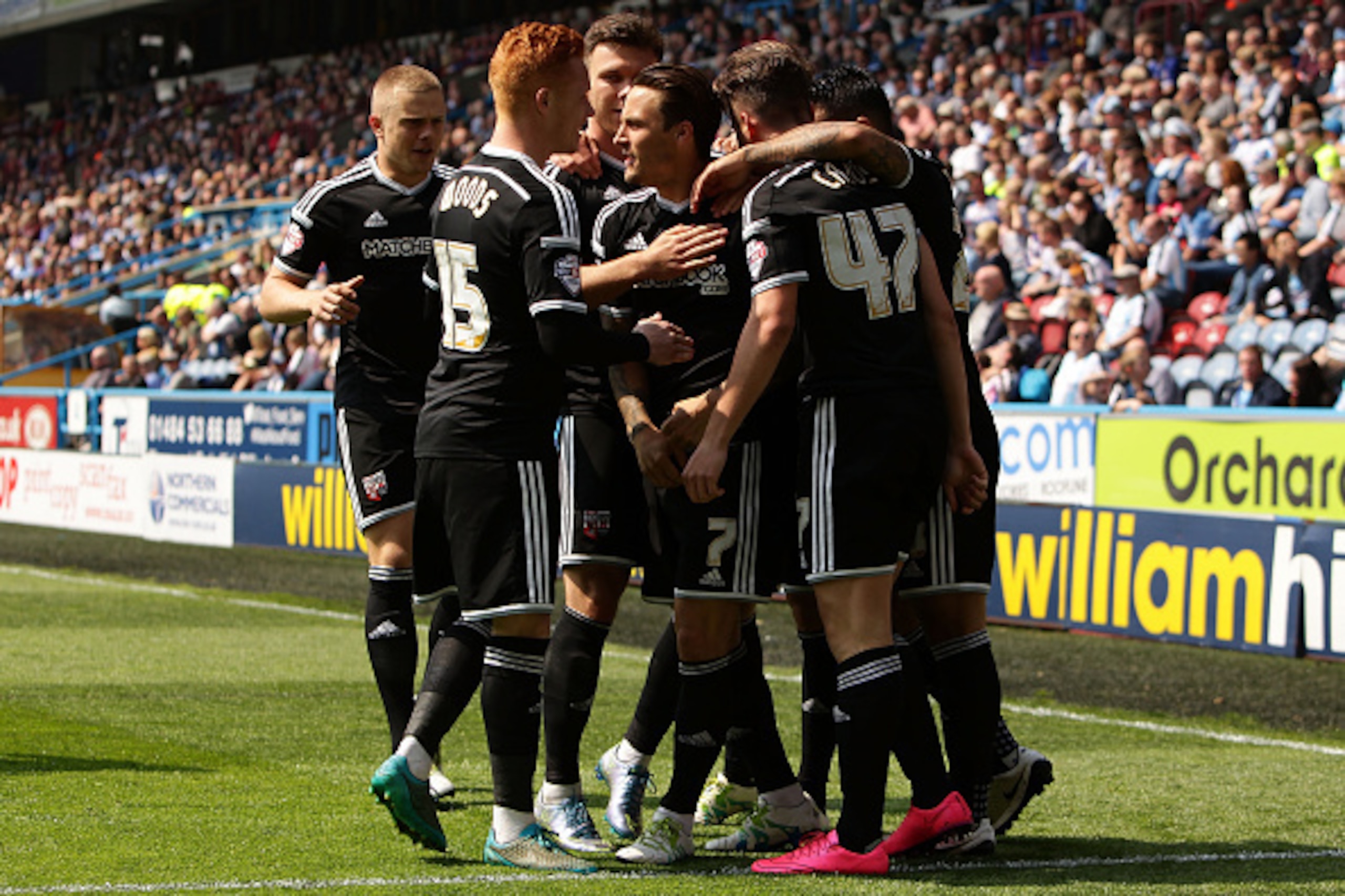 HUDDERSFIELD, ENGLAND - MAY 07: Brentford FC celebrate after Sergi Canos of Brentford FC scores the opening goal during the Sky Bet Championship match between Huddersfield Town and Brentford at The John Smith's Stadium on May 7, 2016 in Huddersfield, Unit