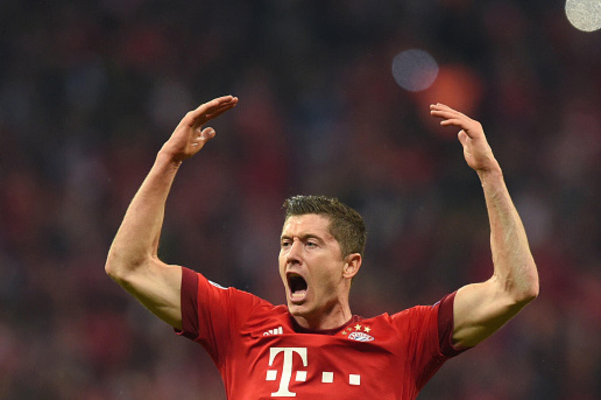 Bayern Munich's Polish striker Robert Lewandowski  reacts during the UEFA Champions League semi-final, second-leg football match between FC Bayern Munich and Atletico Madrid in Munich, southern Germany, on May 3, 2016.  / AFP / CHRISTOF STACHE        (Pho