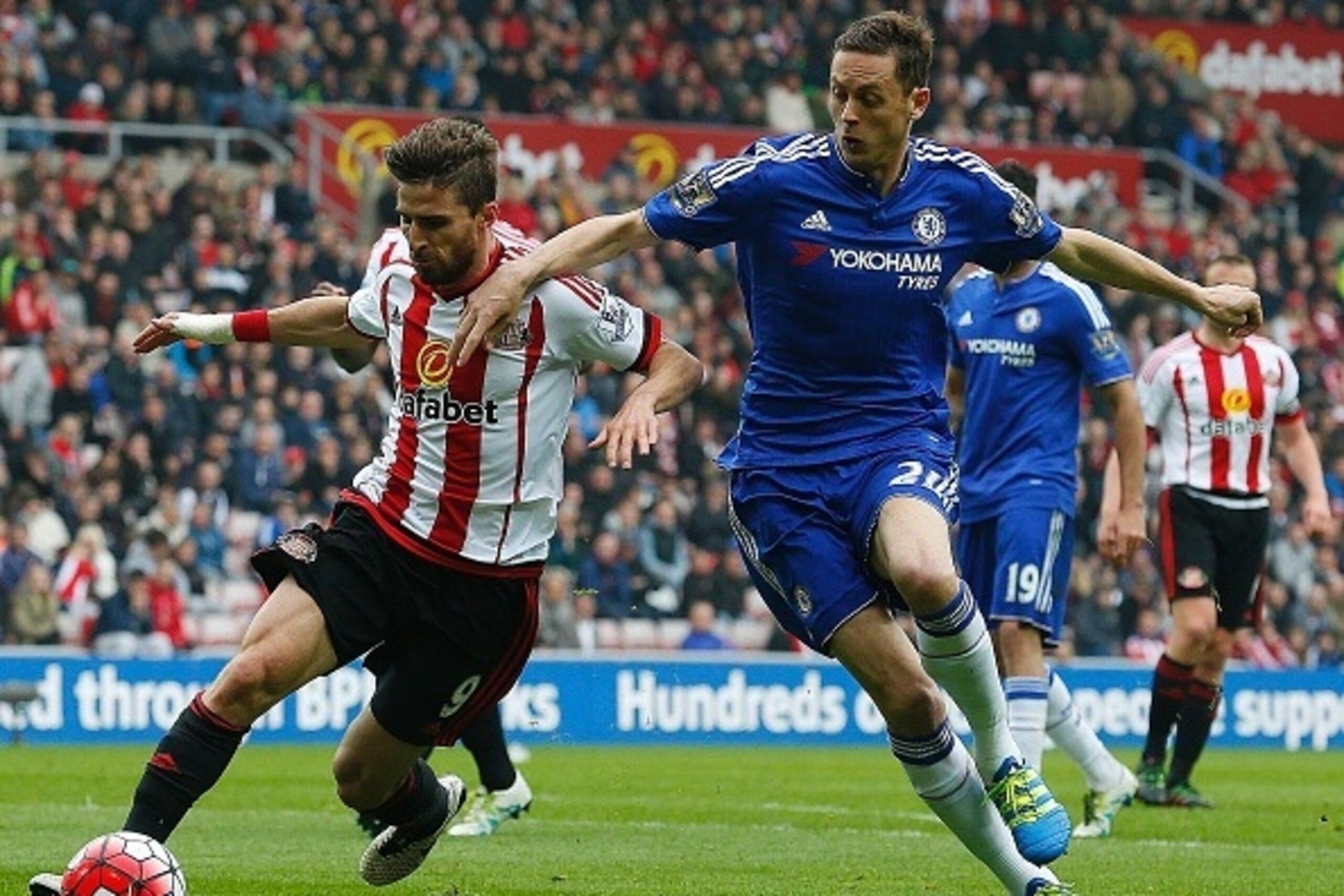 Sunderland's Italian striker Fabio Borini (L) vies with Chelsea's Serbian midfielder Nemanja Matic during the English Premier League football match between Sunderland and Chelsea at the Stadium of Light in Sunderland, northeast England on May 7, 2016. / A