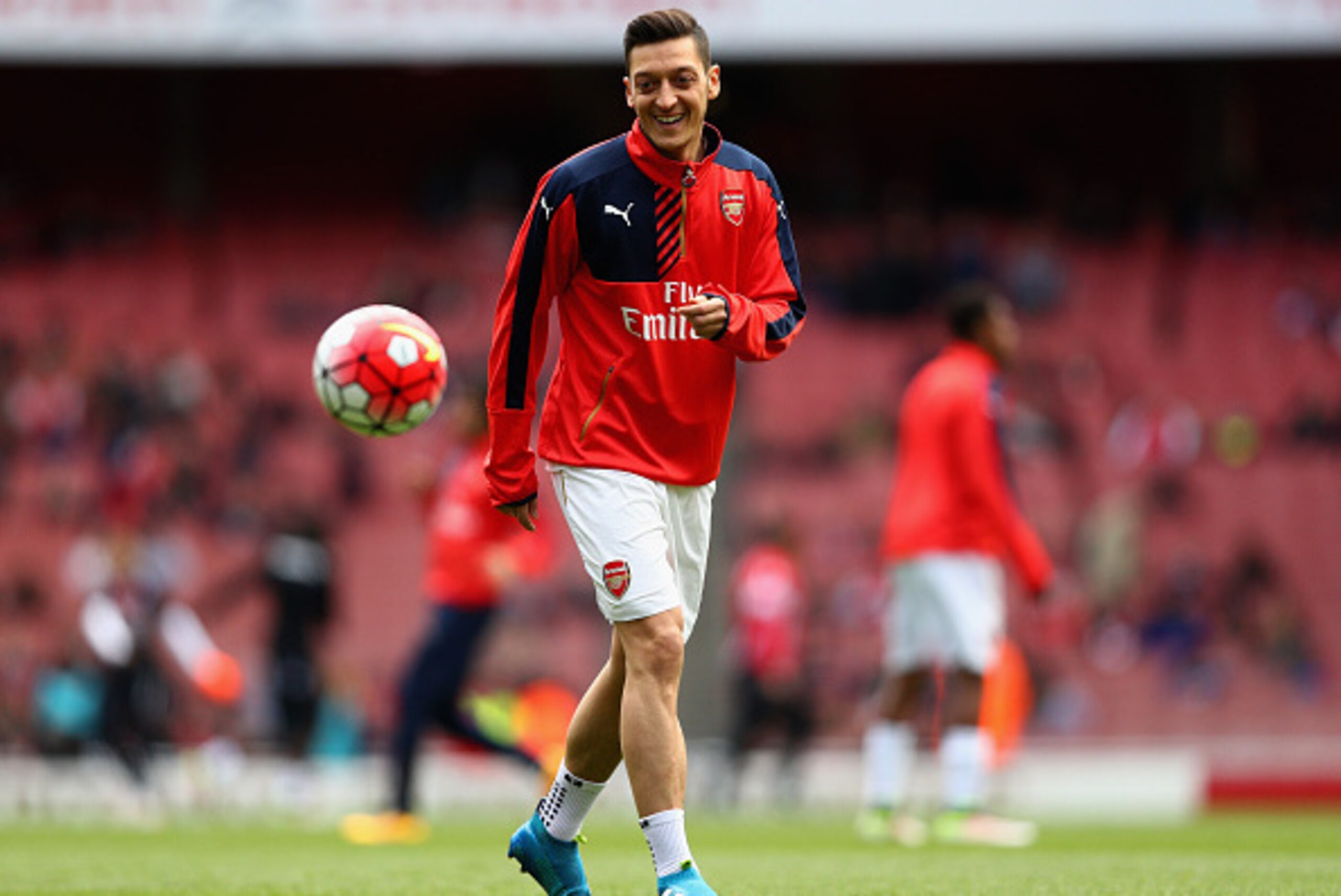 LONDON, ENGLAND - APRIL 17:  Mesut Ozil of Arsenal warms up ahead of the Barclays Premier League match between Arsenal and Crystal Palace at the Emirates Stadium on April 17, 2016 in London, England.  (Photo by Paul Gilham/Getty Images)