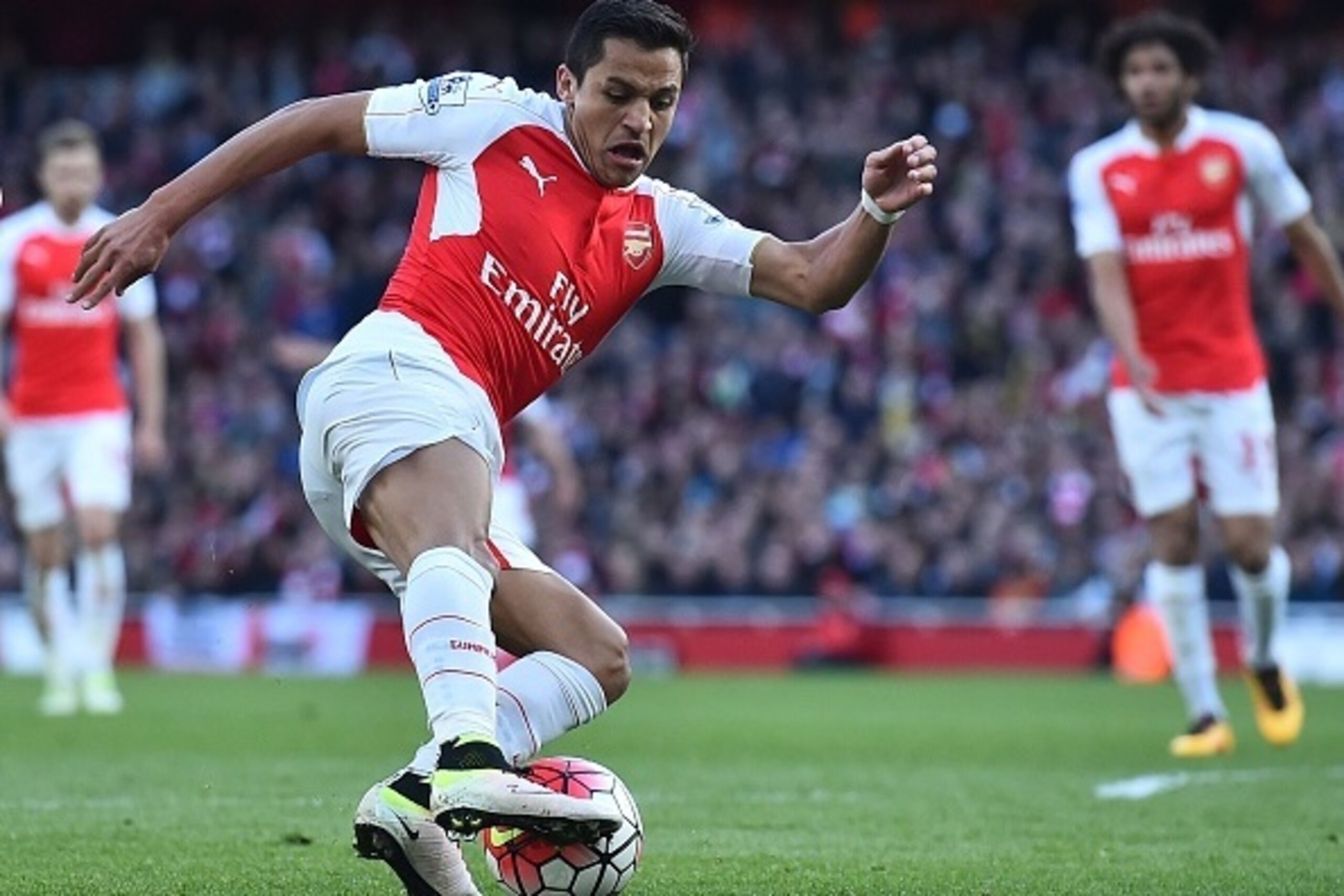 Arsenal's Chilean striker Alexis Sanchez turns on the ball during the English Premier League football match between Arsenal and Norwich at the Emirates Stadium in London on April 30, 2016.  / AFP / BEN STANSALL / RESTRICTED TO EDITORIAL USE. No use with u