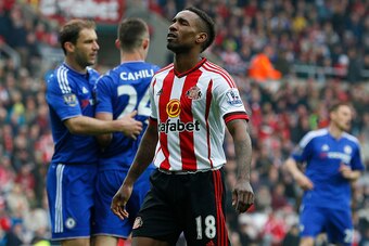 Sunderland's English striker Jermain Defoe (C) reacts after missing a shot on goal during the English Premier League football match between Sunderland and Chelsea at the Stadium of Light in Sunderland, northeast England on May 7, 2016. / AFP / LINDSEY PAR