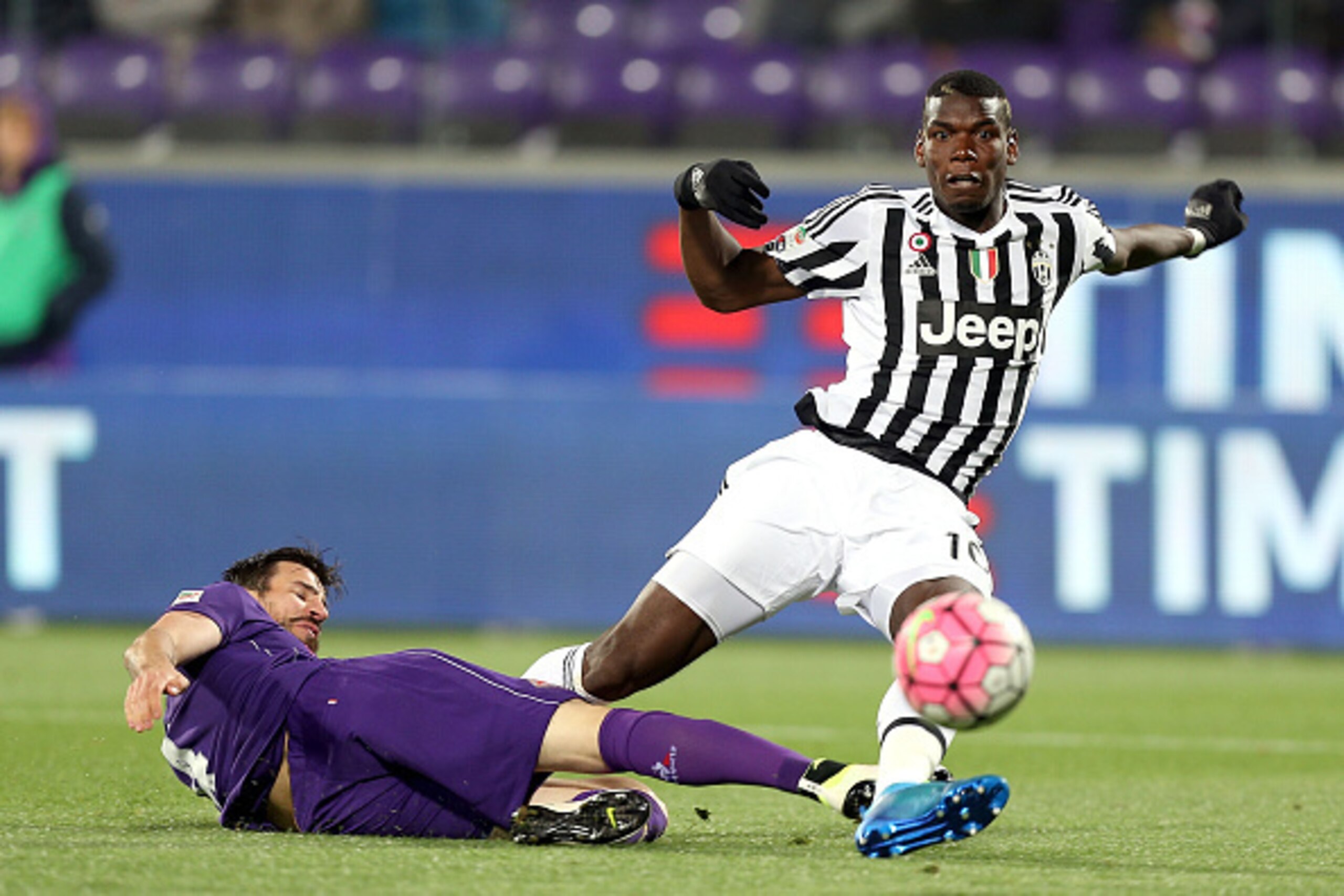 FLORENCE, ITALY - APRIL 24: Paul Pogba of Juventus FC in action during the Serie A match between ACF Fiorentina and Juventus FC at Stadio Artemio Franchi on April 24, 2016 in Florence, Italy.  (Photo by Gabriele Maltinti/Getty Images)