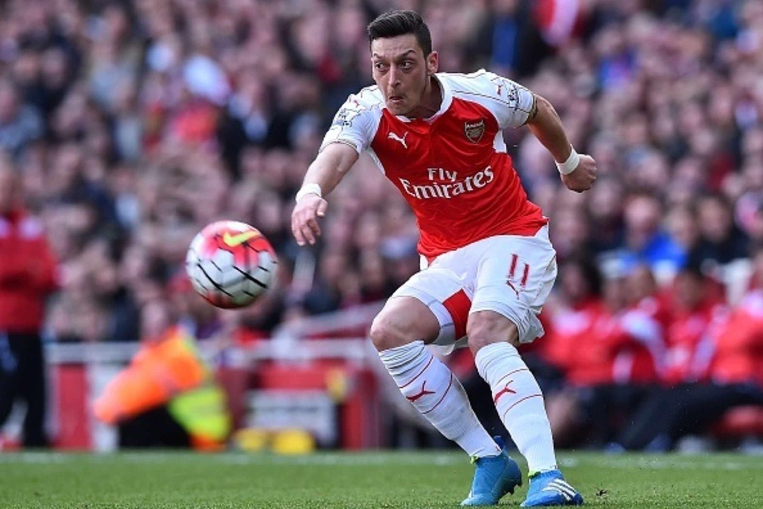 Arsenal's German midfielder Mesut Ozil controls the ball during the English Premier League football match between Arsenal and Crystal Palace at the Emirates Stadium in London on April 17, 2016. / AFP / BEN STANSALL / RESTRICTED TO EDITORIAL USE. No use w Arsenal's German midfielder Mesut Ozil controls the ball during the English Premier League football match between Arsenal and Crystal Palace at the Emirates Stadium in London on April 17, 2016. / AFP / BEN STANSALL / RESTRICTED TO EDITORIAL USE. No use w