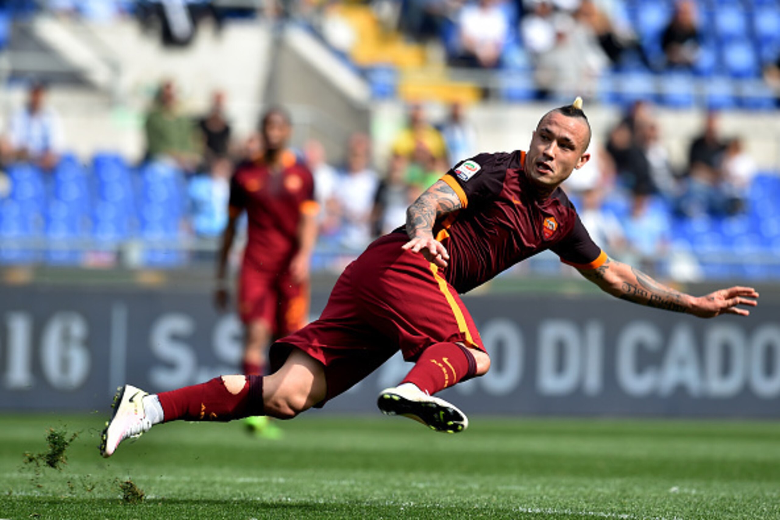 AS Roma's Dutch midfielder Radja Nainggolan kicks during the Italian Serie A football match Lazio vs AS Roma at the Olympic stadium in Rome on April 3, 2016.     / AFP / VINCENZO PINTO        (Photo credit should read VINCENZO PINTO/AFP/Getty Images)