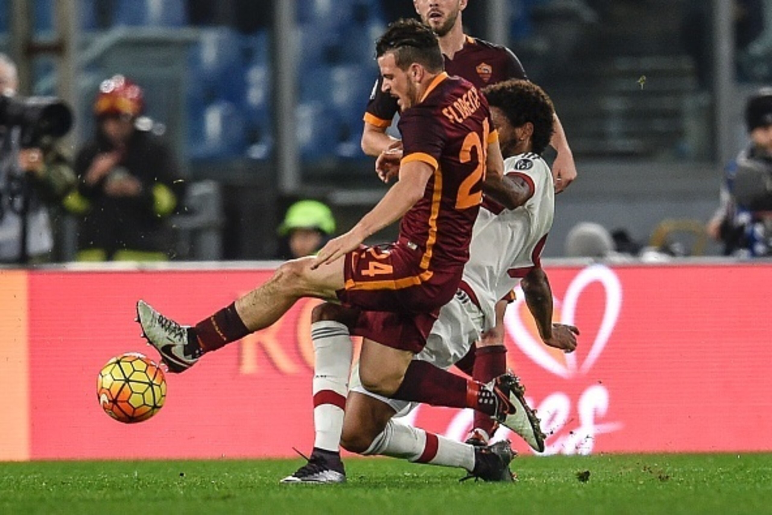 Roma's midfielder from Italy Alessandro Florenzi (L) fights for the ball against AC Milan's forward from Brazil Luiz Adriano during the Italian Serie A football match AS Roma vs AC Milan on January 9, 2016 at Rome's Olympic stadium.  / AFP / ANDREAS SOLAR