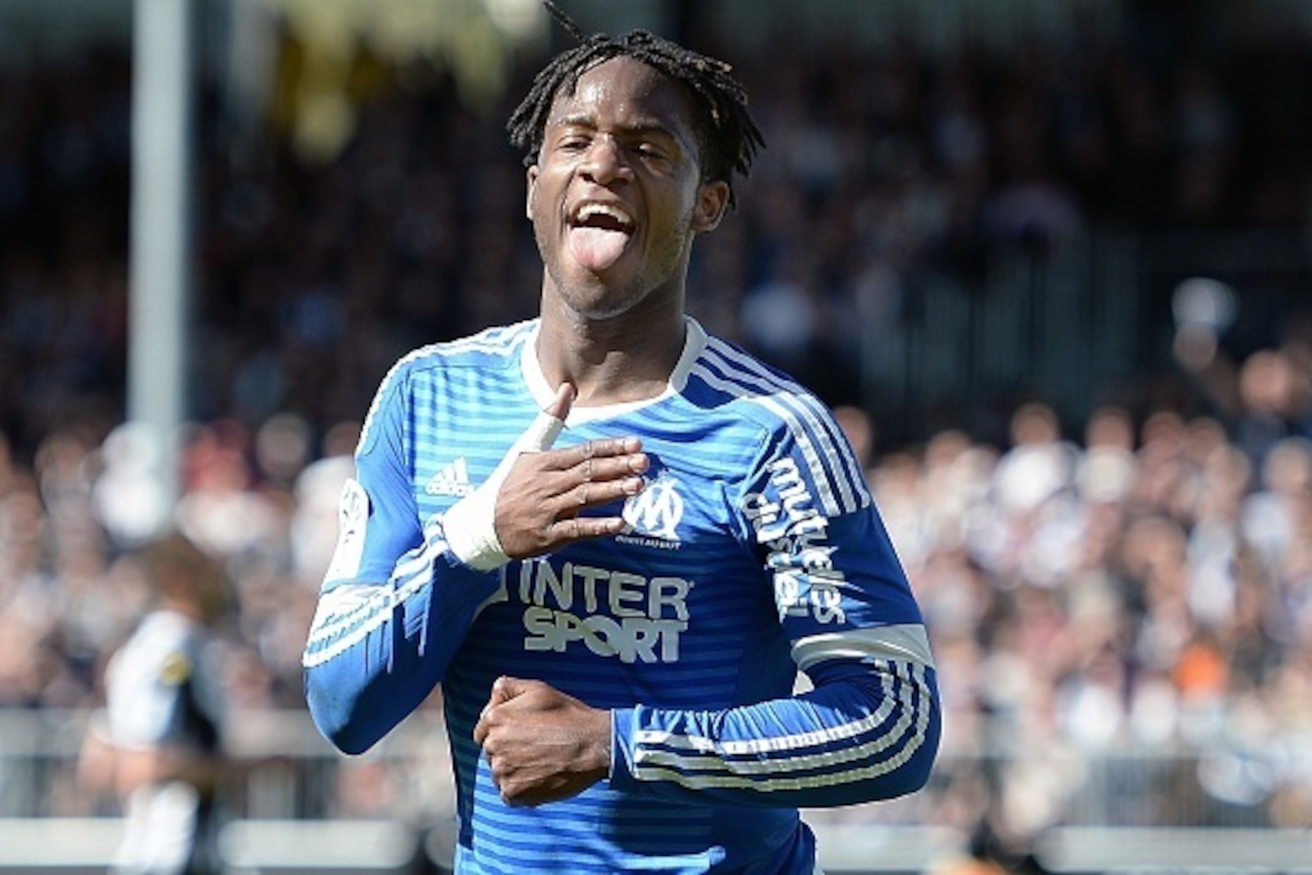 Marseille's Belgian forward Michy Batshuayi celebrates after scoring during the French L1 football match between Angers and Marseille on May 1, 2016 at the Jean Bouin stadium in Angers, western France.  AFP PHOTO / JEAN-SEBASTIEN EVRARD / AFP / JEAN-SEBAS