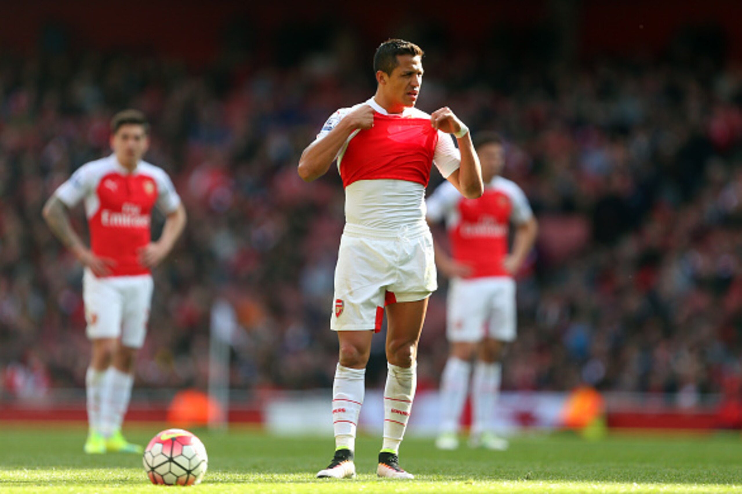 LONDON, ENGLAND - APRIL 17 :  Alexis Sanchez of Arsenal pulls up his shirt during the Barclays Premier League match between Arsenal and Crystal Palace at the Emirates Stadium on April 17, 2016 in London, England.  (Photo by Catherine Ivill - AMA/Getty Ima