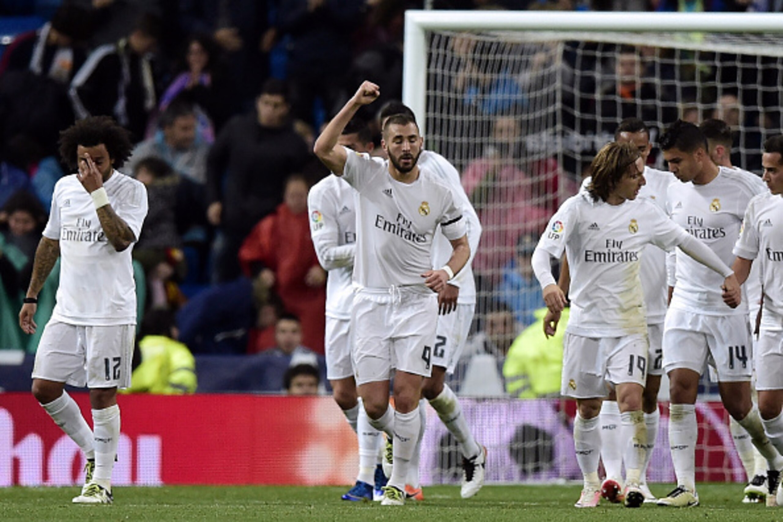 Real Madrid's French forward Karim Benzema (C) celebrates after scoring a goal during the Spanish league football match Real Madrid CF vs Villarreal CF at the Santiago Bernabeu stadium in Madrid on April 20, 2016. / AFP / JAVIER SORIANO        (Photo cred