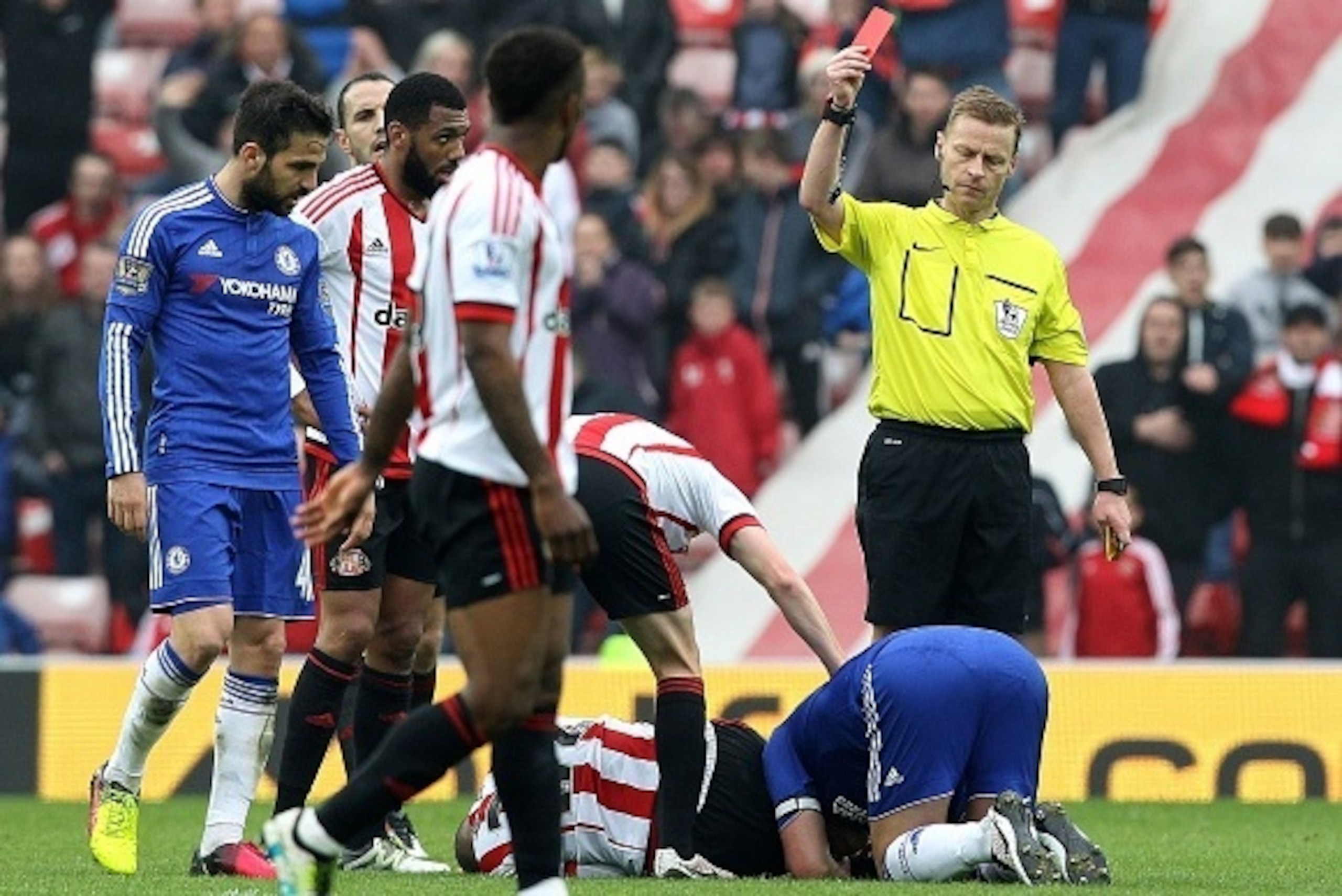 Referee Mike Jones (R) shows a red card to Chelsea's English defender John Terry (R) following his challenge on Sunderland's French-born Tunisian midfielder Wahbi Khazri during the English Premier League football match between Sunderland and Chelsea at th Referee Mike Jones (R) shows a red card to Chelsea's English defender John Terry (R) following his challenge on Sunderland's French-born Tunisian midfielder Wahbi Khazri during the English Premier League football match between Sunderland and Chelsea at th