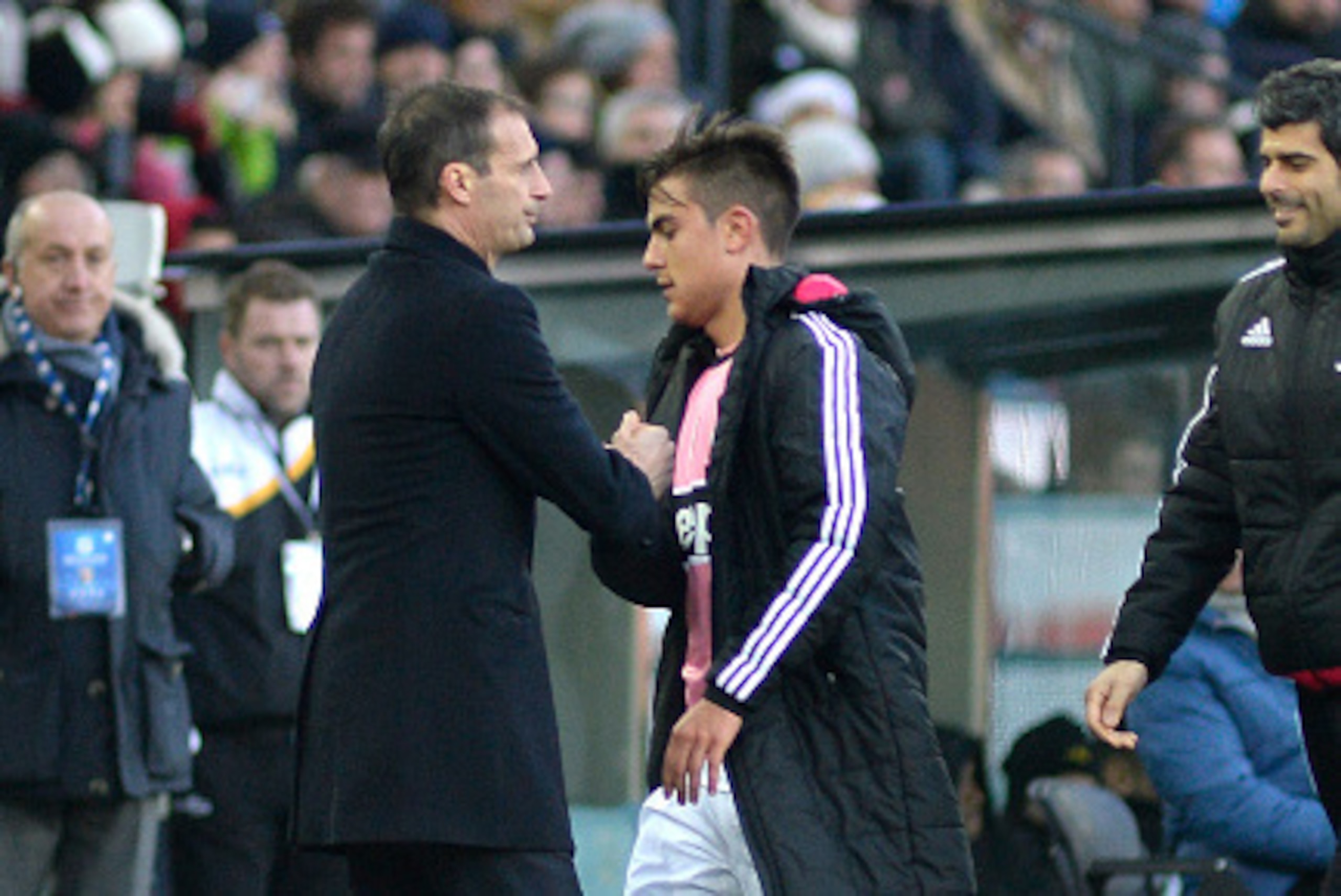 UDINE, ITALY - JANUARY 17:  Head coach of Juventus Massimiliano Allegri  (L) shakes hands with Paulo Dybala during the Serie A match between Udinese Calcio and Juventus FC at Stadio Friuli on January 17, 2016 in Udine, Italy.  (Photo by Dino Panato/Getty 