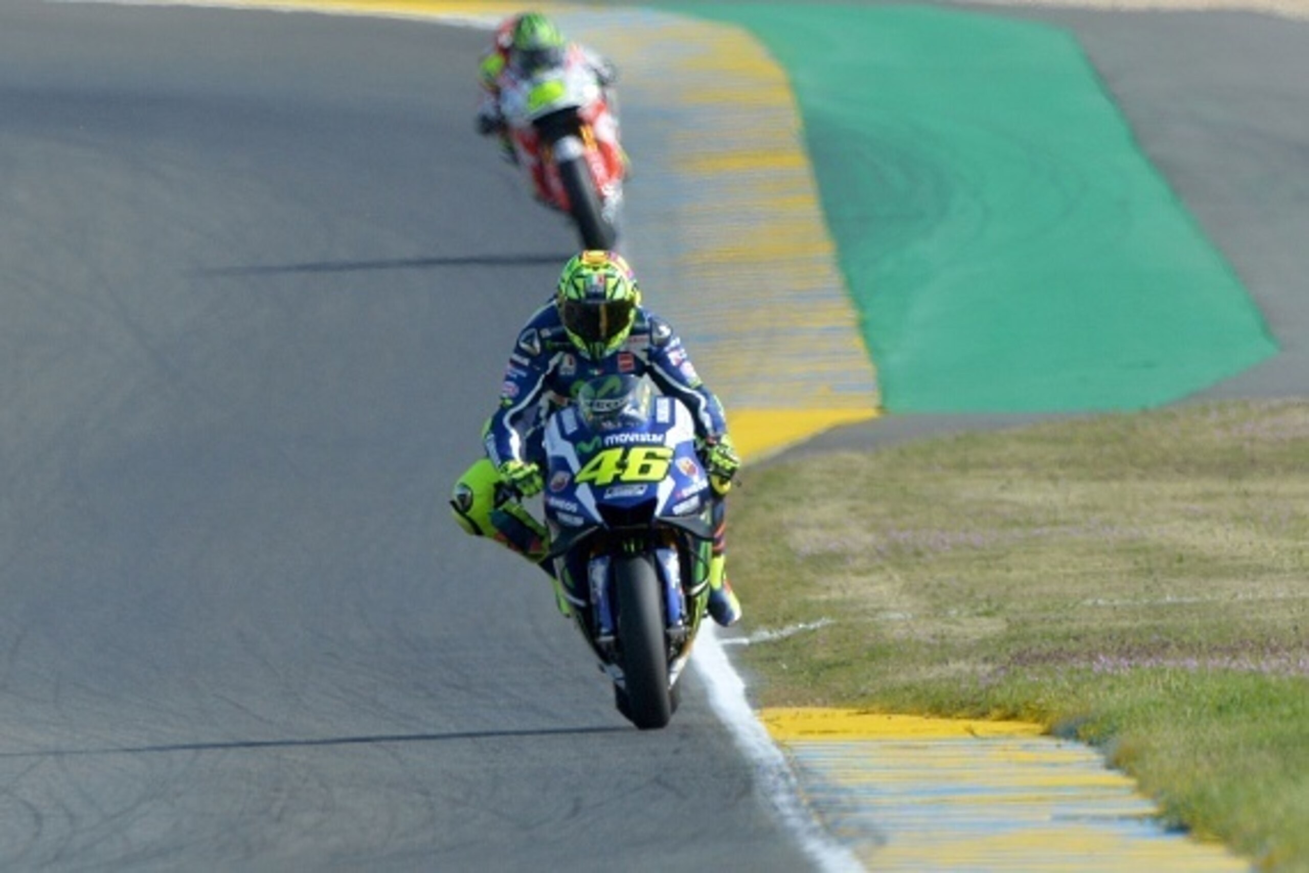 Italy's rider Valentino Rossi competes on his Movistar Yamaha MOTOGP Nï¿½ï¿½46 during a motoGP qualifying practice session, ahead of the French motorcycling Grand Prix, on May 7, 2016 in Le Mans, northwestern France. / AFP / JEAN-FRANCOIS MONIER        (Photo
