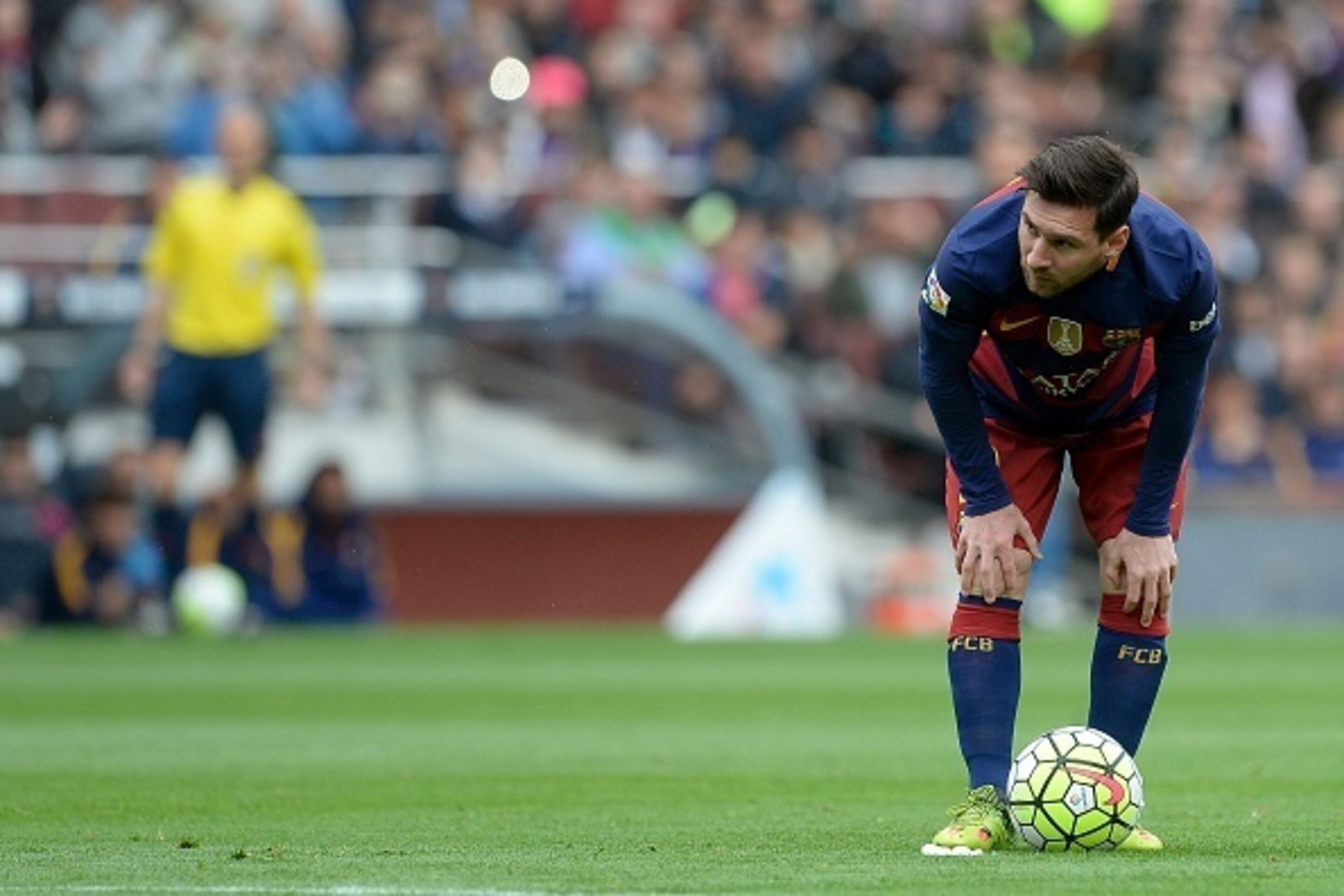 Barcelona's Argentinian forward Lionel Messi prepares for shooting a free kick to score a goal during the Spanish league football match FC Barcelona vs RCD Espanyol at the Camp Nou stadium in Barcelona on May 8, 2016.    / AFP / JOSEP LAGO        (Photo c