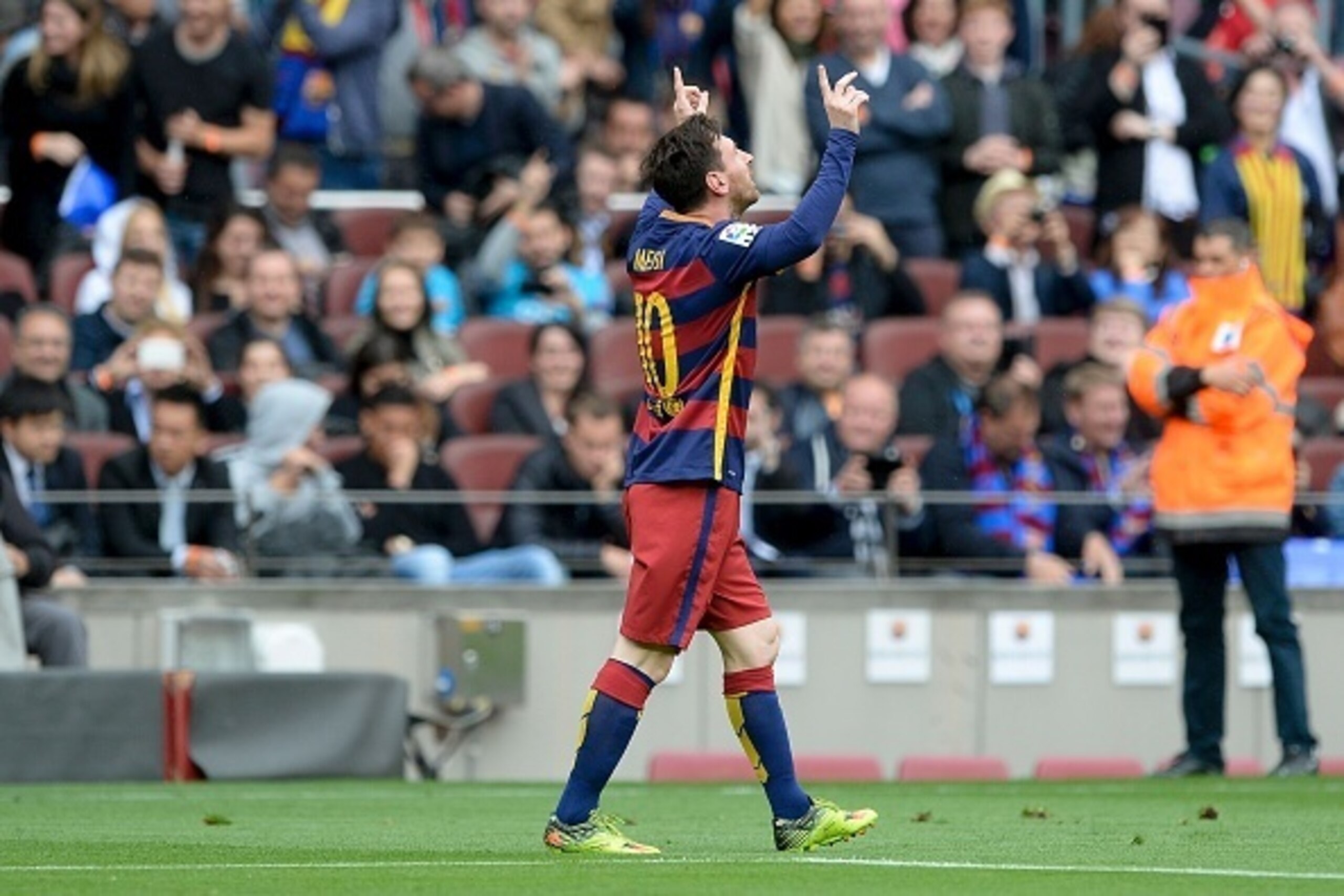 Barcelona's Argentinian forward Lionel Messi celebrates a goal during the Spanish league football match FC Barcelona vs RCD Espanyol at the Camp Nou stadium in Barcelona on May 8, 2016.    / AFP / JOSEP LAGO        (Photo credit should read JOSEP LAGO/AFP