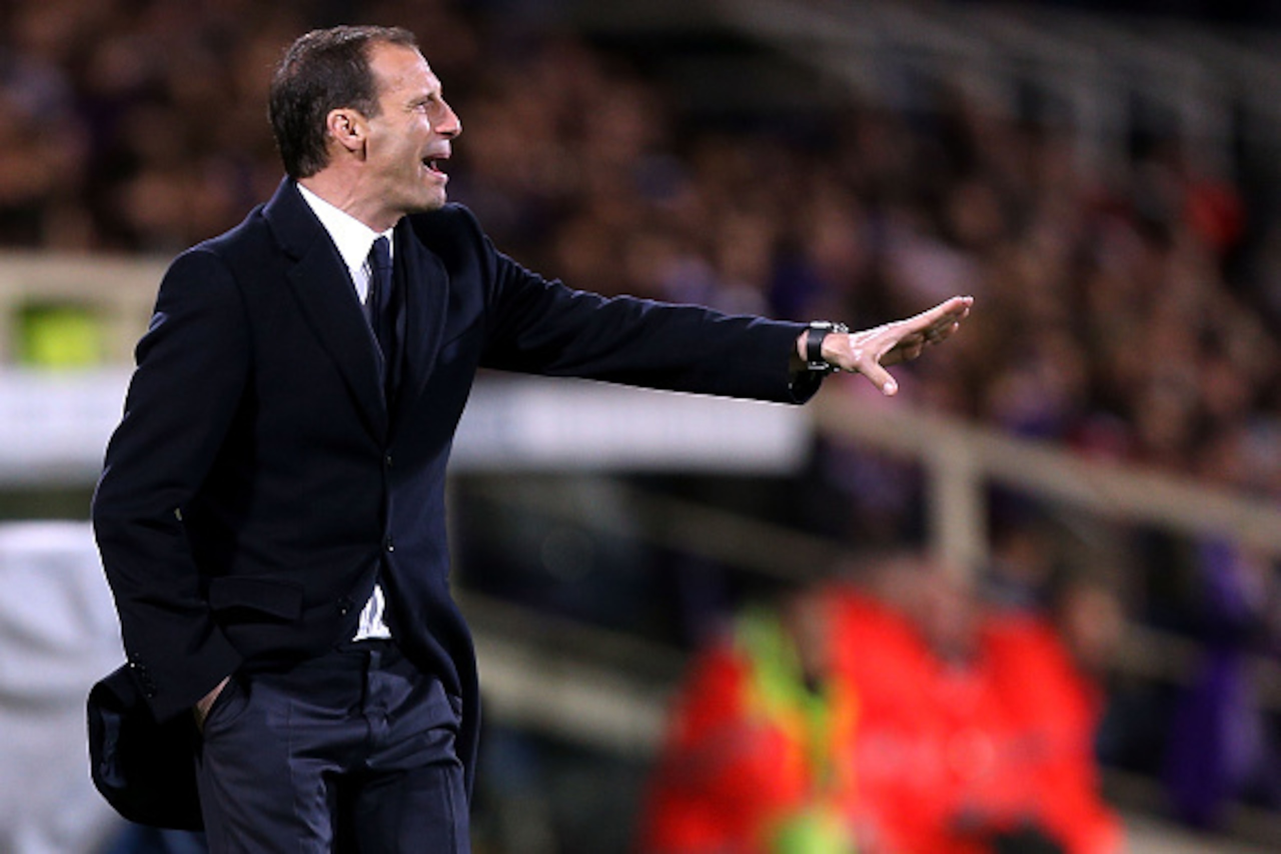 FLORENCE, ITALY - APRIL 24: Massimiliano Allegri manager of Juventus FC shouts instructions to his players during the Serie A match between ACF Fiorentina and Juventus FC at Stadio Artemio Franchi on April 24, 2016 in Florence, Italy.  (Photo by Gabriele 