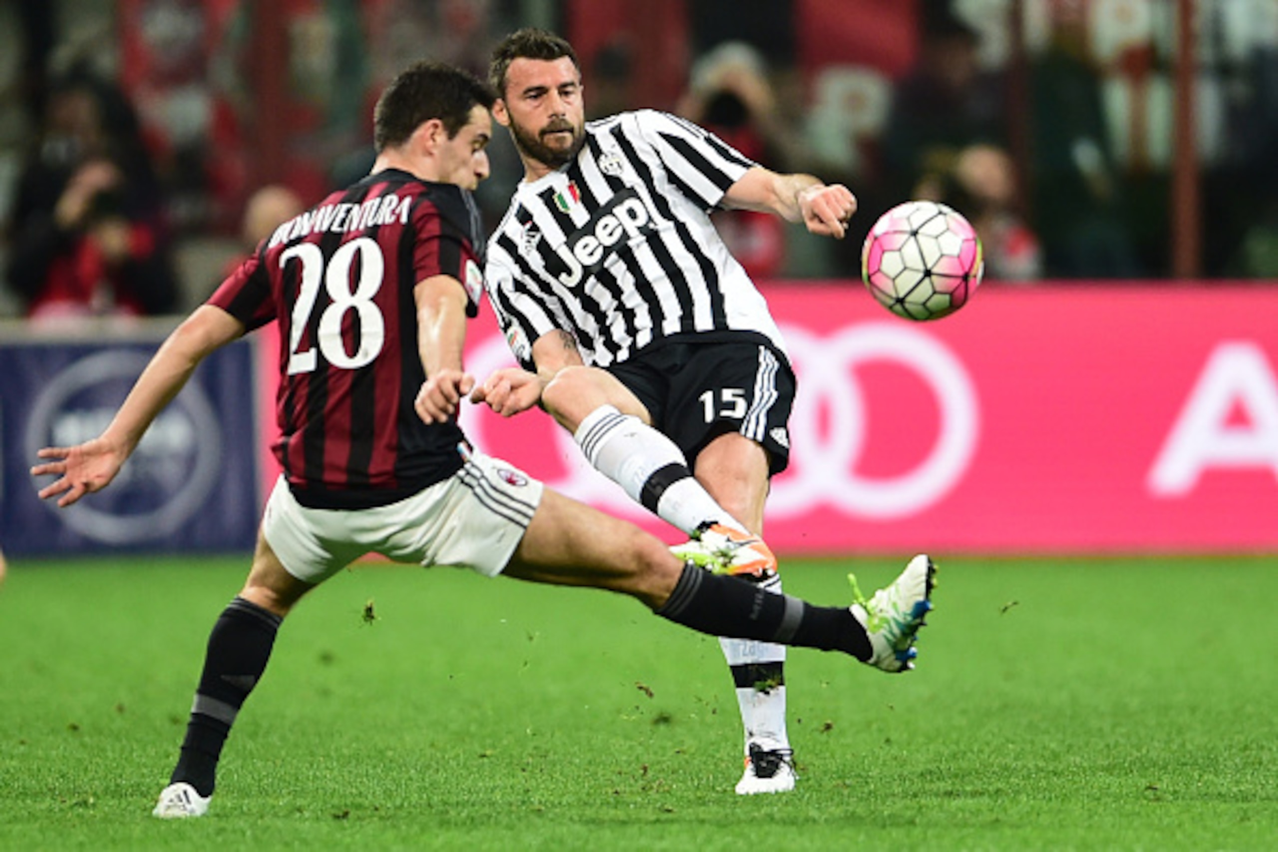 Juventus' Italian defender Andrea Barzagli (R) vies for the ball with AC Milan's Italian midfielder Giacomo Bonaventura during the Italian Serie A football match between Milan and Juventus on April 9, 2016 at the San Siro Stadium in Milan. / AFP / GIUSEPP