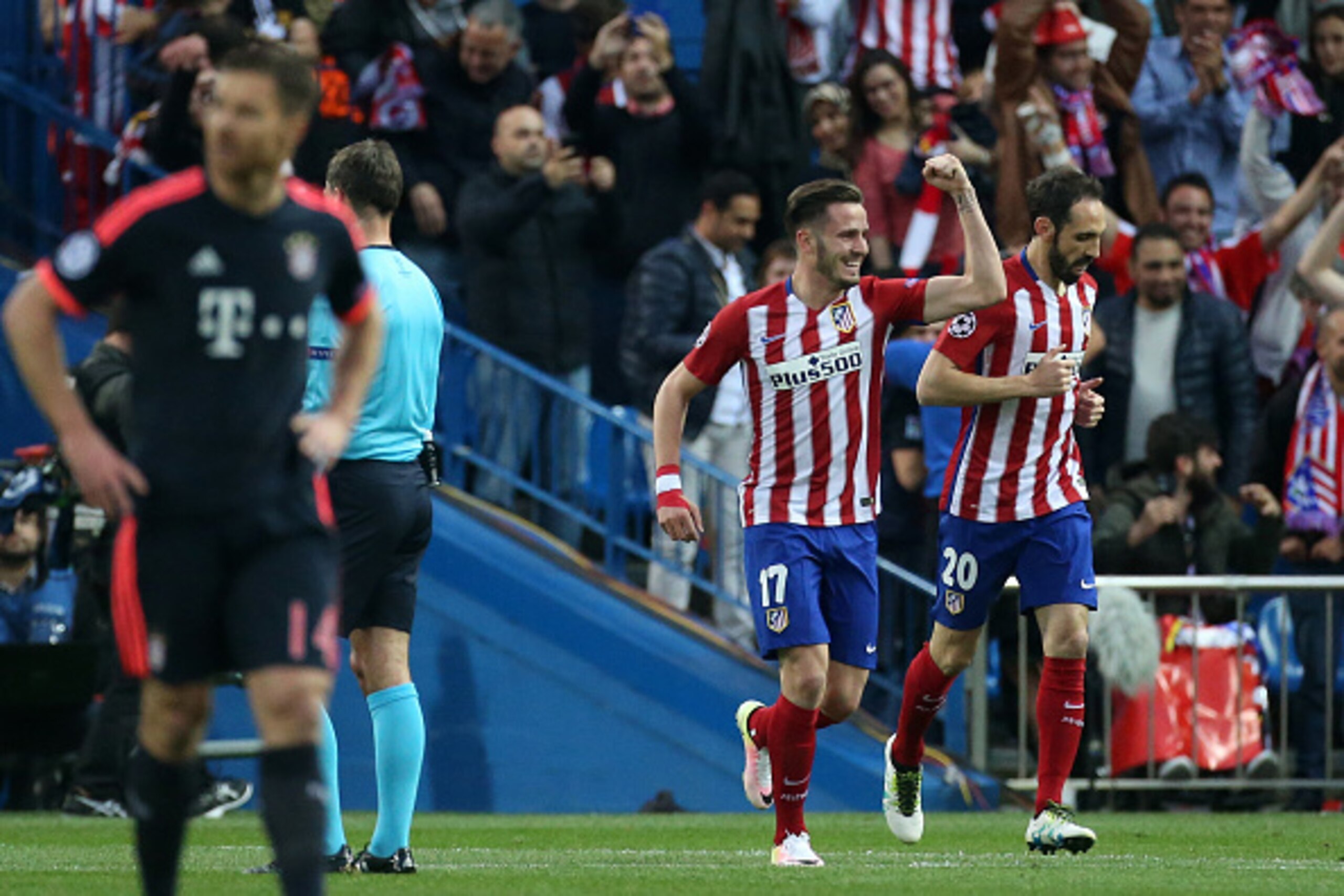 MADRID, SPAIN - APRIL 27: Saul Niguez of Atletico Madrid celebrates his goal during the UEFA Champions League semi final first leg match between Club Atletico Madrid and FC Bayern Muenchen (Bayern Munich) at Estadio Vicente Calderon stadium on April 27, 2