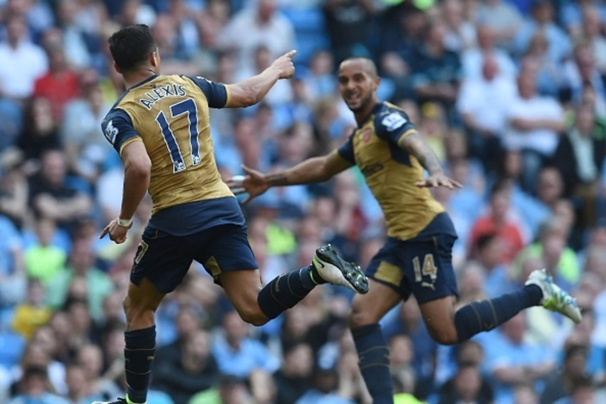 Arsenal's Chilean striker Alexis Sanchez (L) celebrates after scoring during the English Premier League football match between Manchester City and Arsenal at the Etihad Stadium in Manchester, north west England, on May 8, 2016. / AFP / PAUL ELLIS / RESTRI