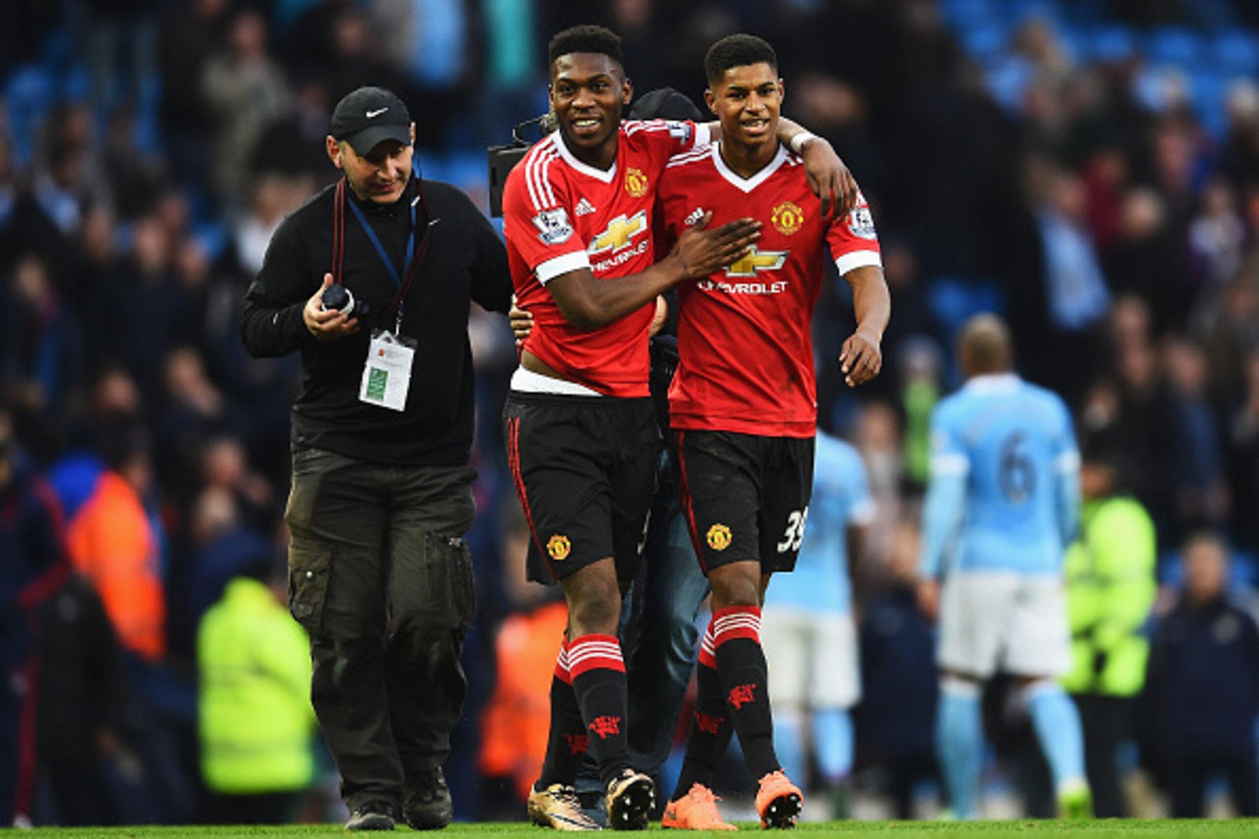 MANCHESTER, ENGLAND - MARCH 20:  Winning goalscorer Marcus Rashford of Manchester United (R) and team mate Timothy Fosu-Mensah celebrate victory after the Barclays Premier League match between Manchester City and Manchester United at Etihad Stadium on Mar