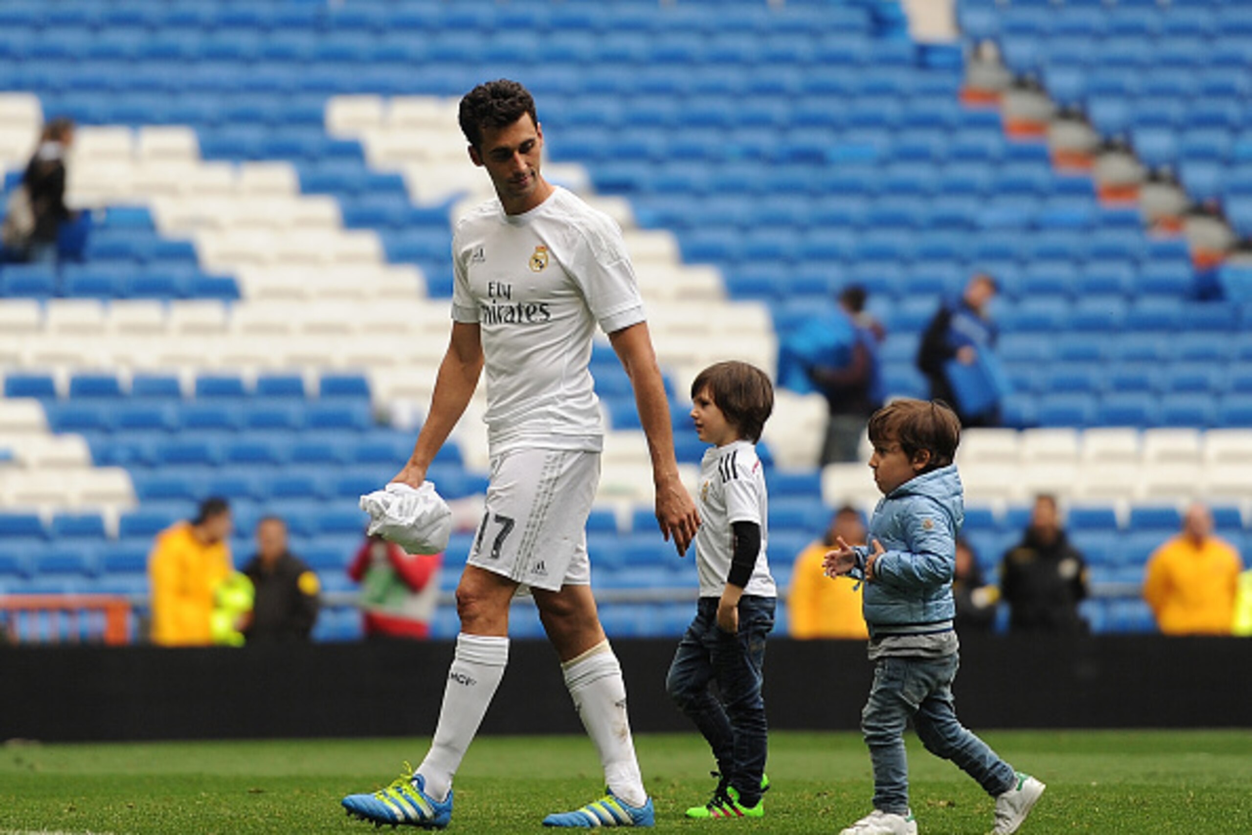 MADRID, SPAIN - MAY 08:  Alvaro Arbeloa of Real Madrid brings his children onto the pitch after his last match for Real Madrid in the La Liga match between Real Madrid CF and Valencia CF at Estadio Santiago Bernabeu on May 8, 2016 in Madrid, Spain.   (Pho