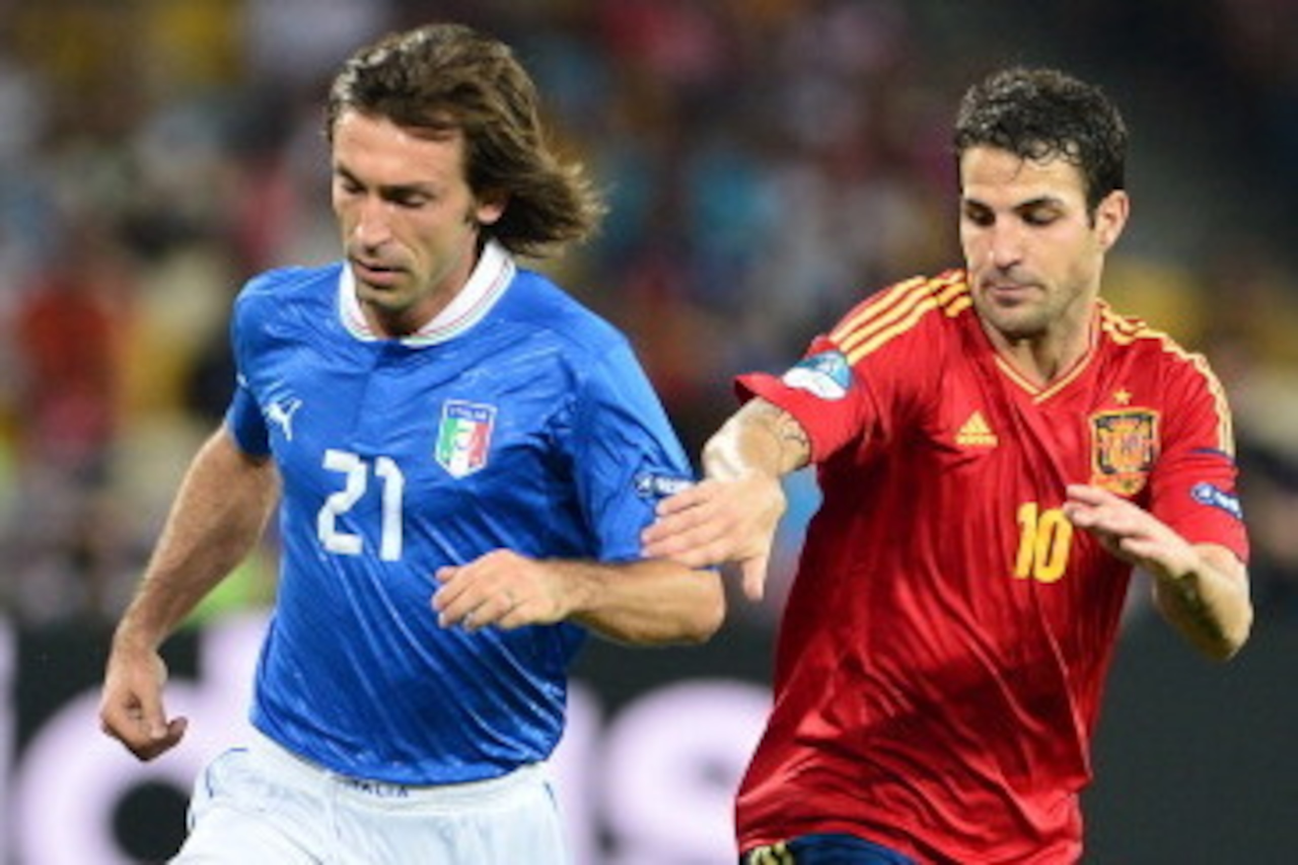 Spanish midfielder Cesc Fabregas (R) vies with Italian midfielder Andrea Pirlo during the Euro 2012 football championships final match Spain vs Italy on July 1, 2012 at the Olympic Stadium in Kiev.     AFP PHOTO / GIUSEPPE CACACE        (Photo credit shou