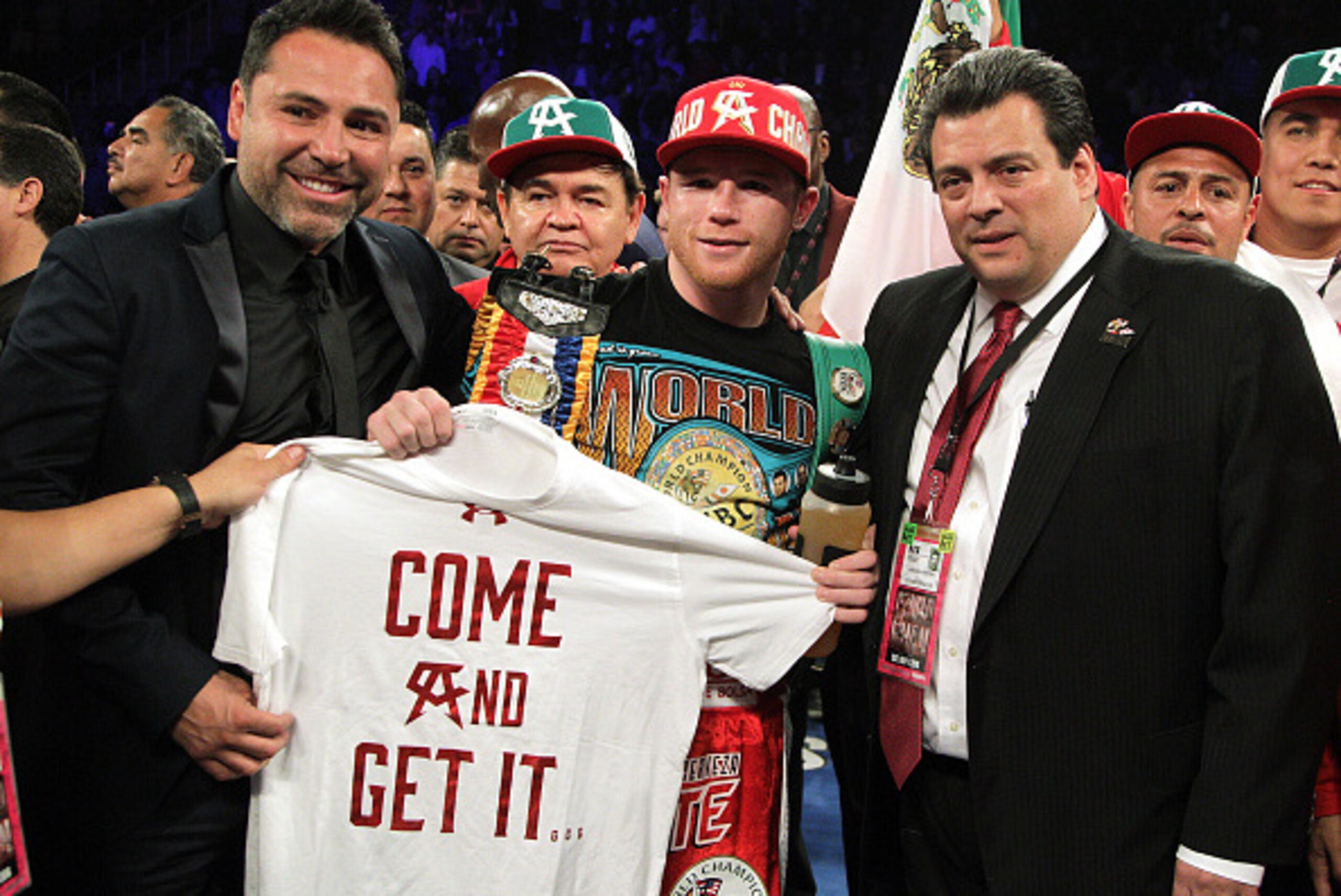 Canelo Alvarez (C) of Mexico celebrates his sixth round knockout of Britain's Amir Khan (out of frame) following their WBC middleweight title fight at T-Mobile Arena on May 7, 2016 in Las Vegas, Nevada. / AFP / John Gurzinski (Photo credit should Canelo Alvarez (C) of Mexico celebrates his sixth round knockout of Britain's Amir Khan (out of frame) following their WBC middleweight title fight at T-Mobile Arena on May 7, 2016 in Las Vegas, Nevada. / AFP / John Gurzinski (Photo credit should