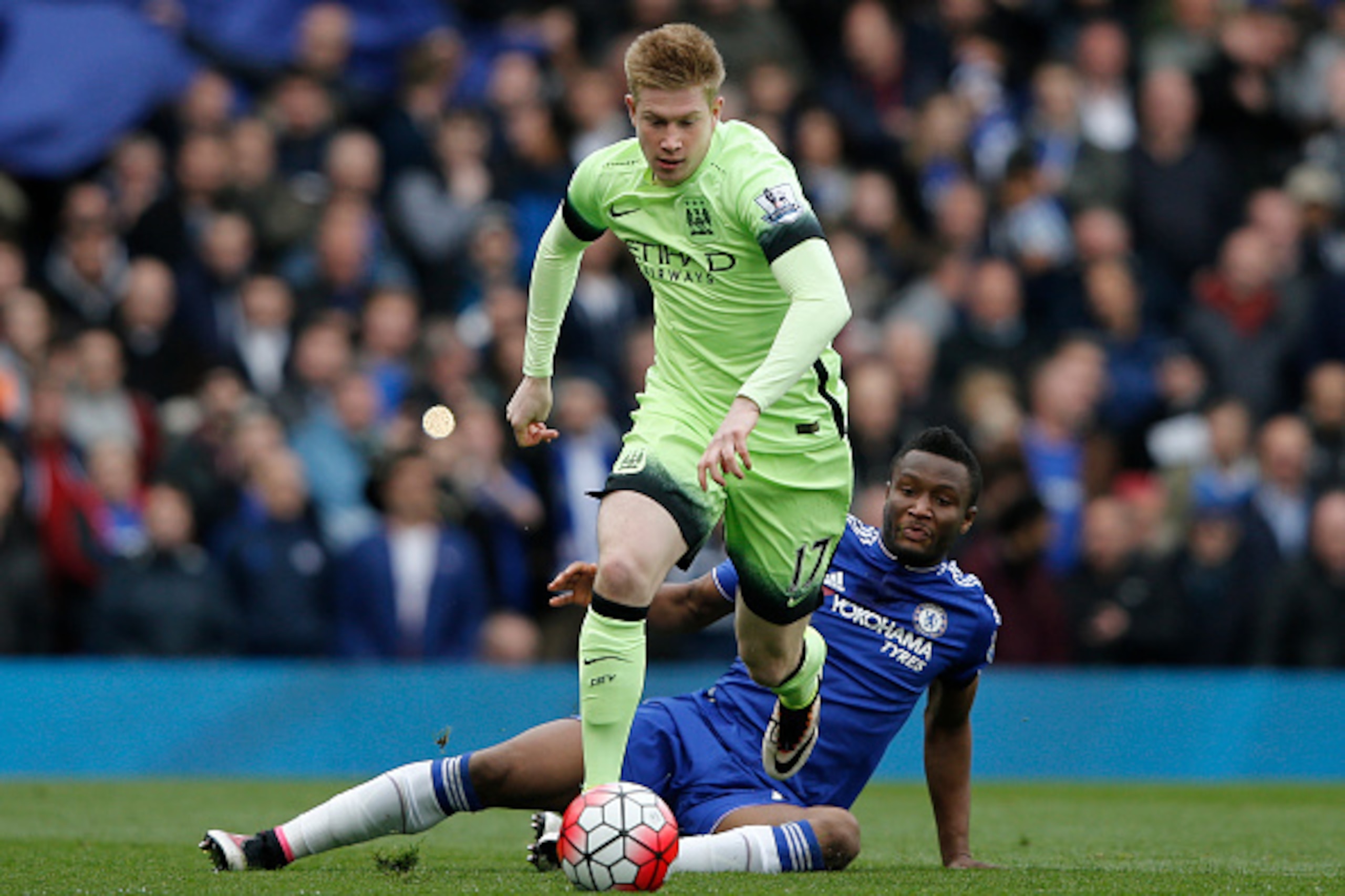 Manchester City's Belgian midfielder Kevin De Bruyne vies with Chelsea's Nigerian midfielder John Obi Mikel (R) during the English Premier League football match between Chelsea and Manchester CIty at Stamford Bridge in London on April 16, 2016. / AFP / Ad