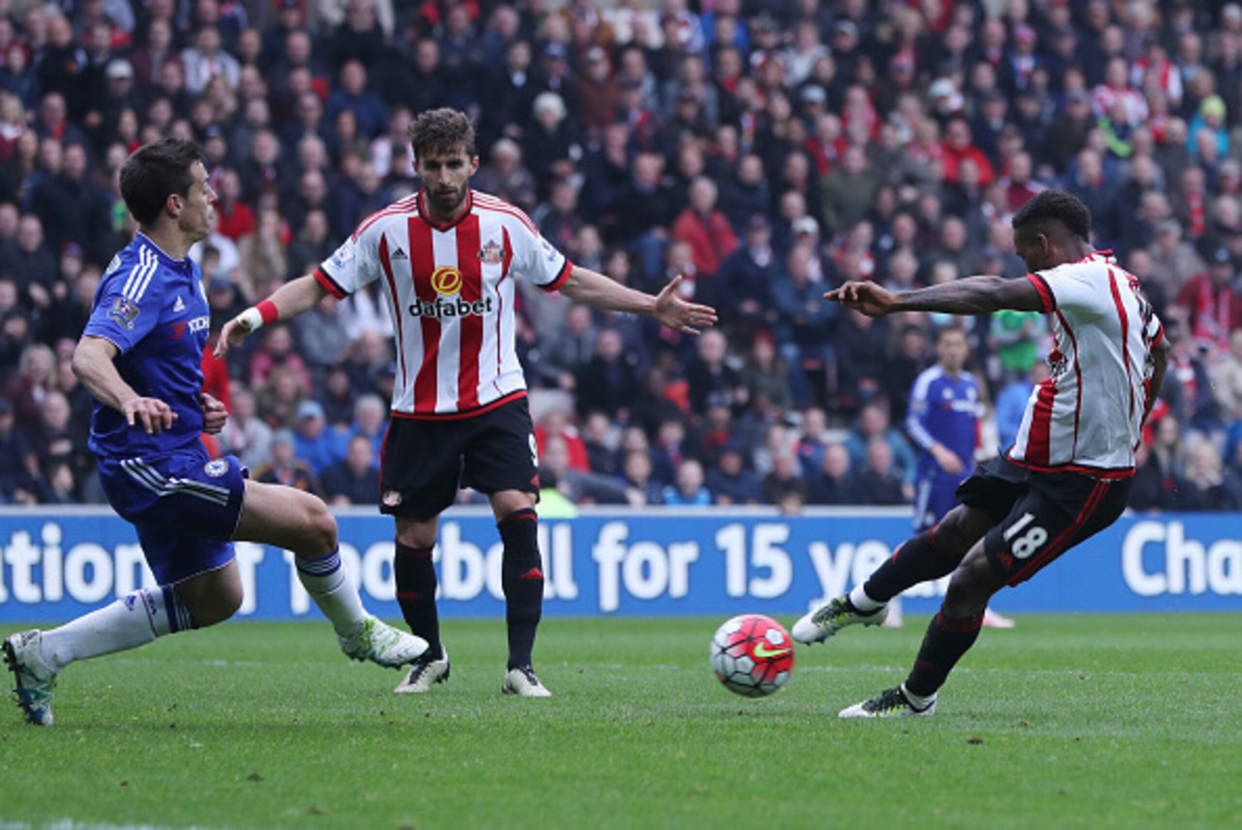 SUNDERLAND, ENGLAND - MAY 07:  Jermain Defoe of Sunderland scores during the Barclays Premier League match between Sunderland and Chelsea at The Stadium of Light on May 7, 2016 in Sunderland, England. (Photo by Ian MacNicol/Getty images)