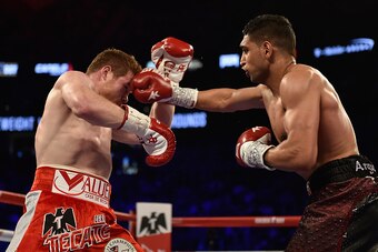 LAS VEGAS, NEVADA - MAY 07: Amir Khan (R) throws a right at Canelo Alvarez during the WBC middleweight title fight at T-Mobile Arena on May 7, 2016 in Las Vegas, Nevada. (Photo by David Becker/Getty Images)