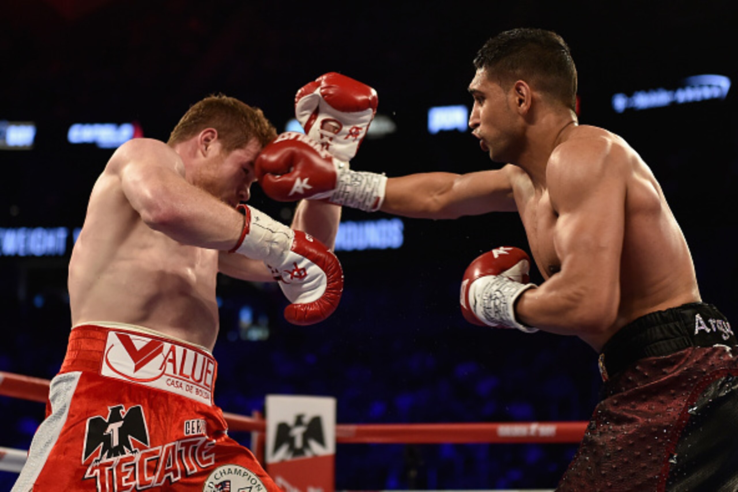 LAS VEGAS, NEVADA - MAY 07: Amir Khan (R) throws a right at Canelo Alvarez during the WBC middleweight title fight at T-Mobile Arena on May 7, 2016 in Las Vegas, Nevada. (Photo by David Becker/Getty Images)