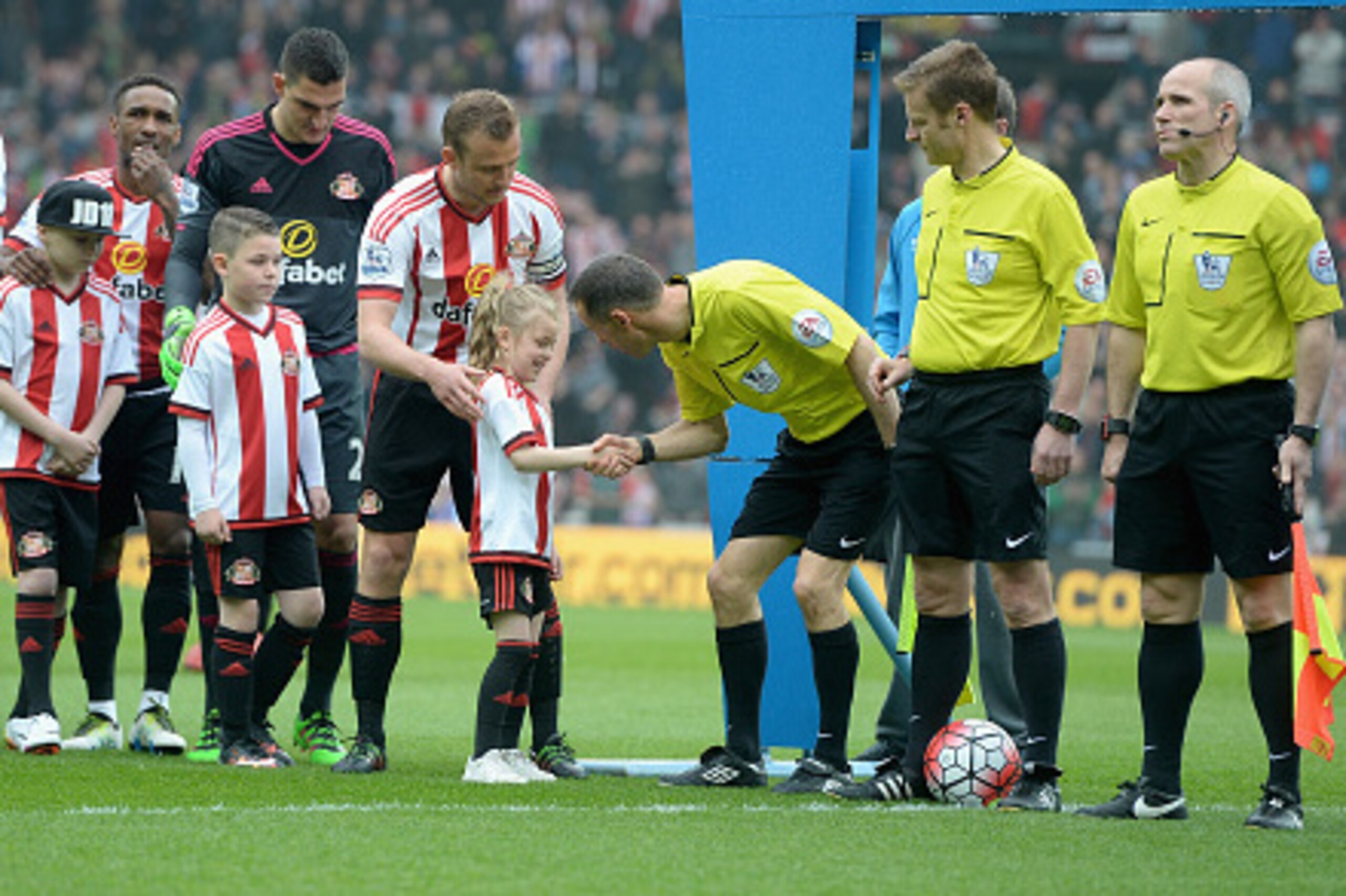 SUNDERLAND, ENGLAND - MAY 07:  Players and mascots shake hands ahead of the Barclays Premier League match between Sunderland and Chelsea at the Stadium of Light on May 7, 2016 in Sunderland, United Kingdom.  (Photo by Gareth Copley/Getty Images)