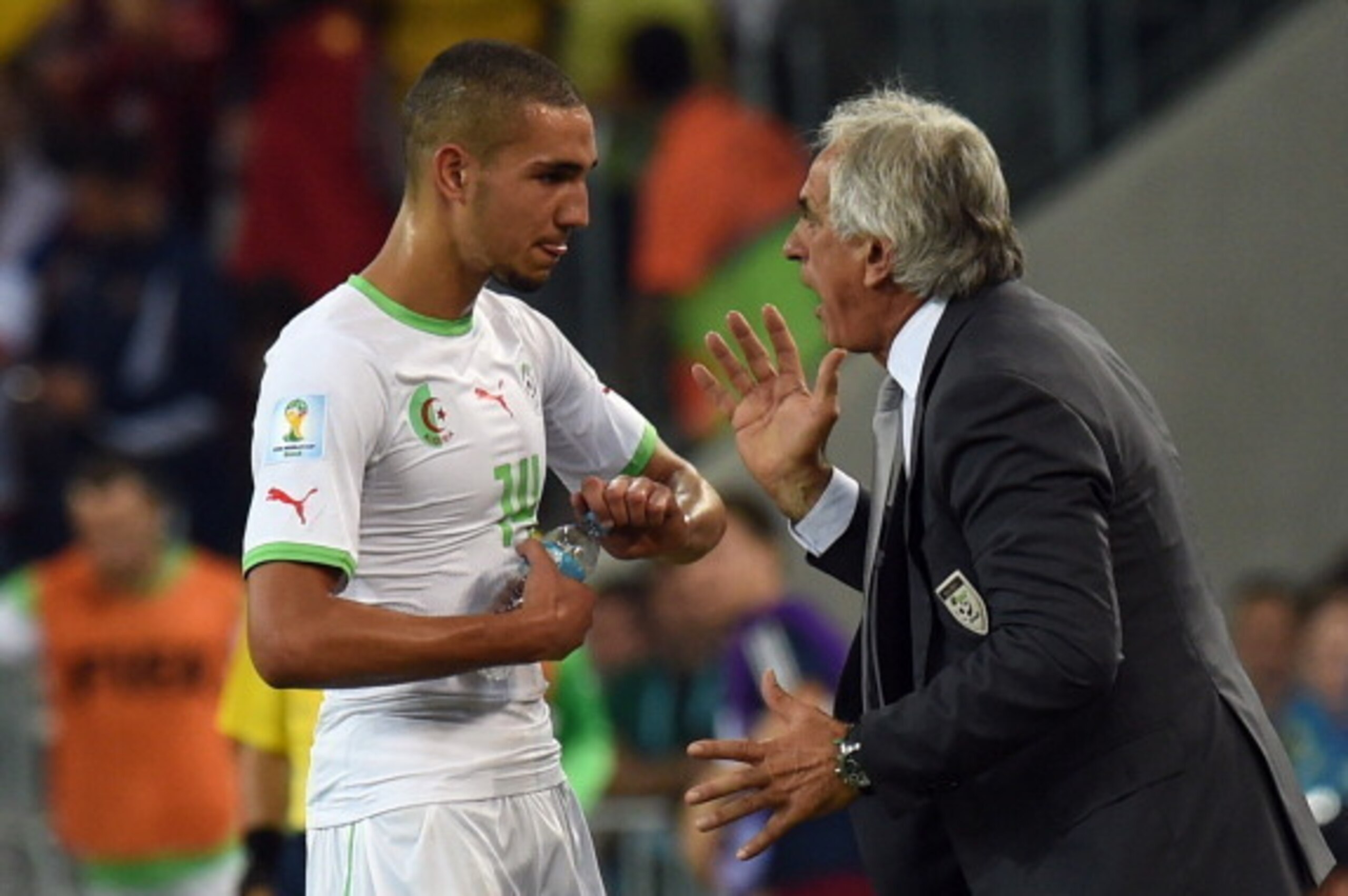 Algeria's Bosnian coach Vahid Halilhodzic (R) gestures as he speaks with Algeria's midfielder Nabil Bentaleb (L) during the Group H football match between Algeria and Russia at The Baixada Arena in Curitiba on June 26, 2014, during the 2014 FIFA World Cup