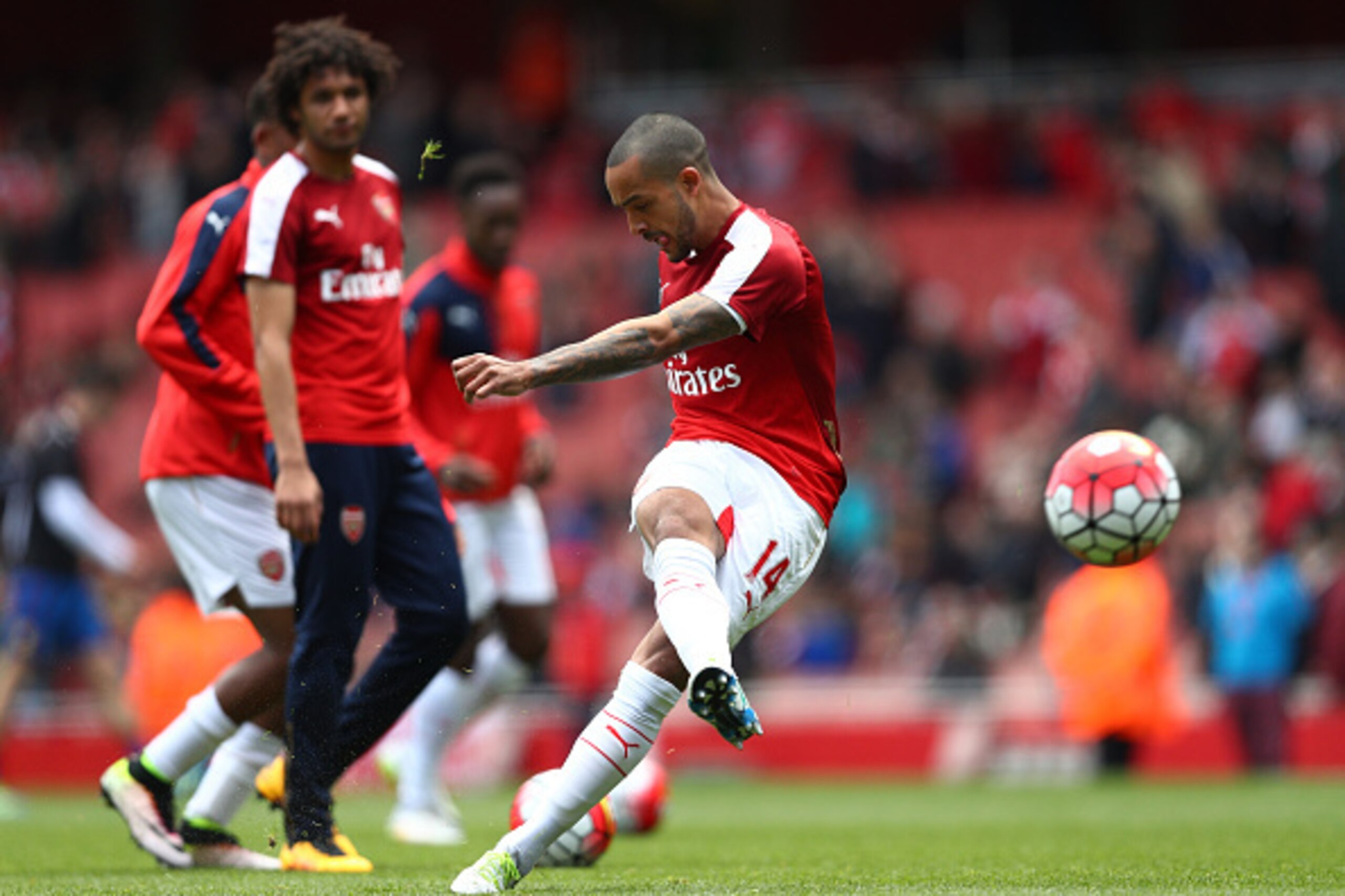 LONDON, ENGLAND - APRIL 17:  Theo Walcott of Arsenal warms up ahead of the Barclays Premier League match between Arsenal and Crystal Palace at the Emirates Stadium on April 17, 2016 in London, England.  (Photo by Paul Gilham/Getty Images)