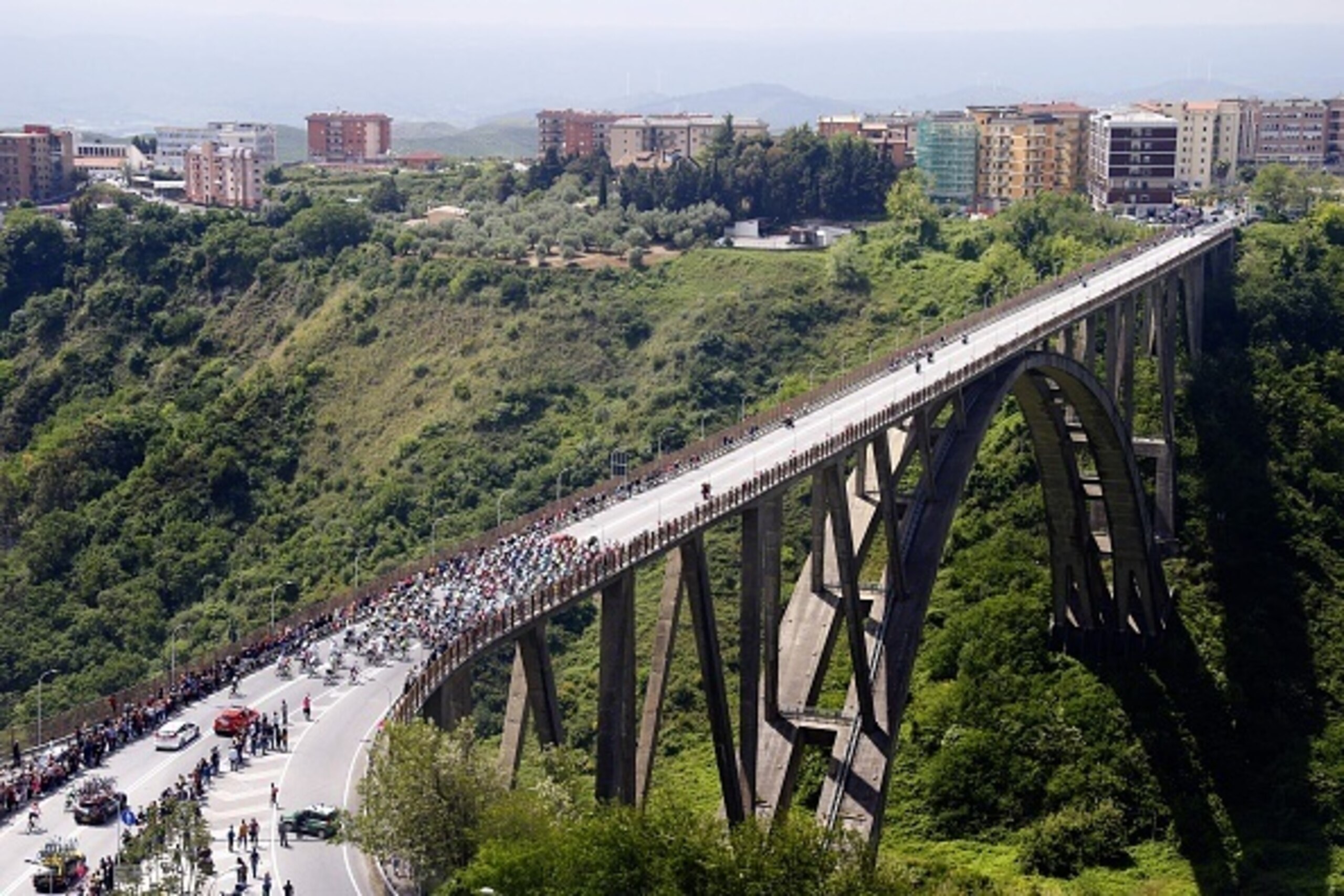 The pack rides during the strat of the 4th stage of the 99th Giro d'Italia, Tour of Italy, from Catanzaro to Catanzaro on May 10, 2016 in Catanzaro. / AFP / luk benies        (Photo credit should read LUK BENIES/AFP/Getty Images)