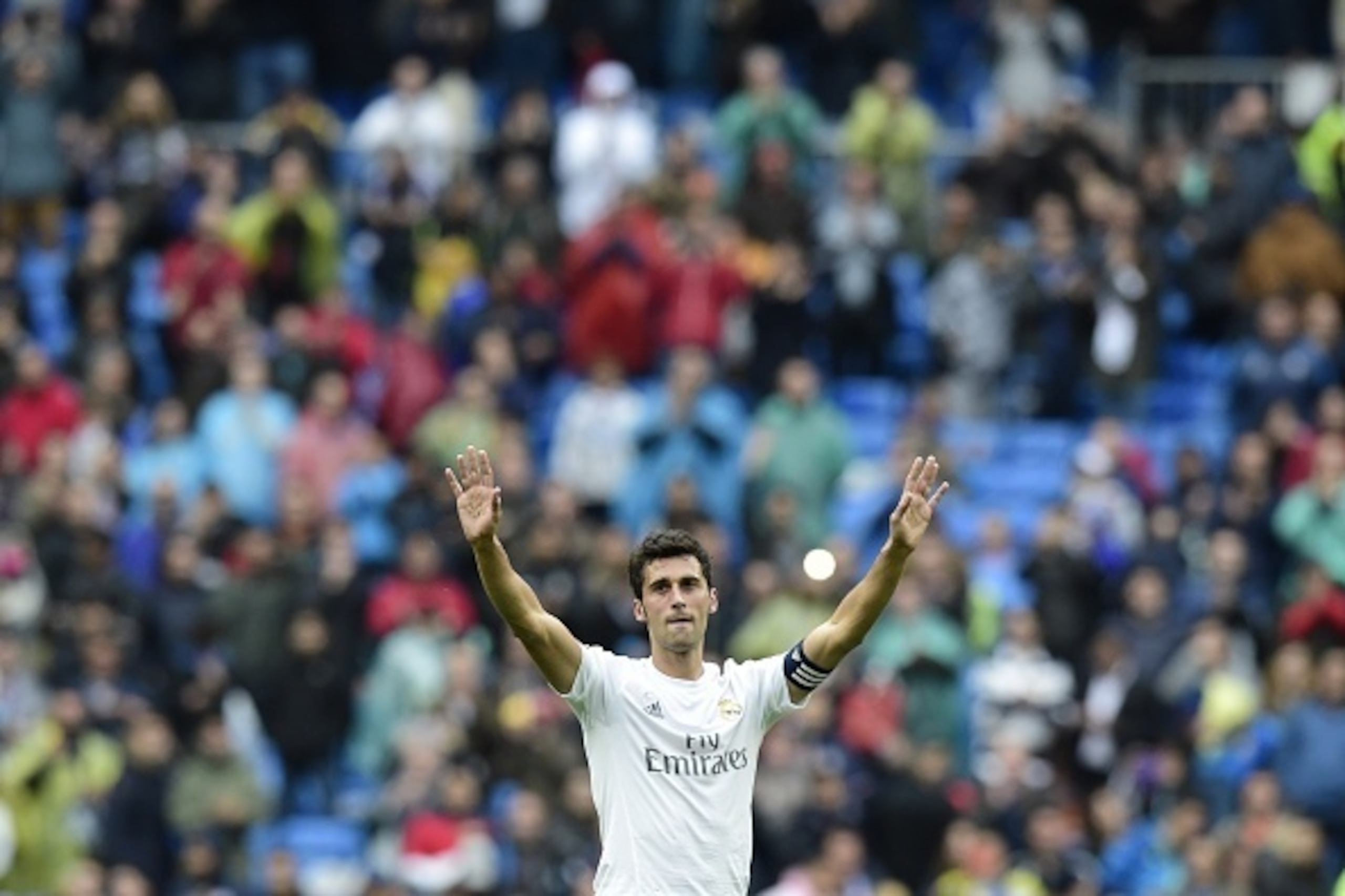 Real Madrid's defender Alvaro Arbeloa says good bye to supporters after his last match for Real Madrid after the Spanish league football match Real Madrid CF vs Valencia CF at the Santiago Bernabeu stadium in Madrid on May 8, 2016. / AFP / JAVIER SORIANO 